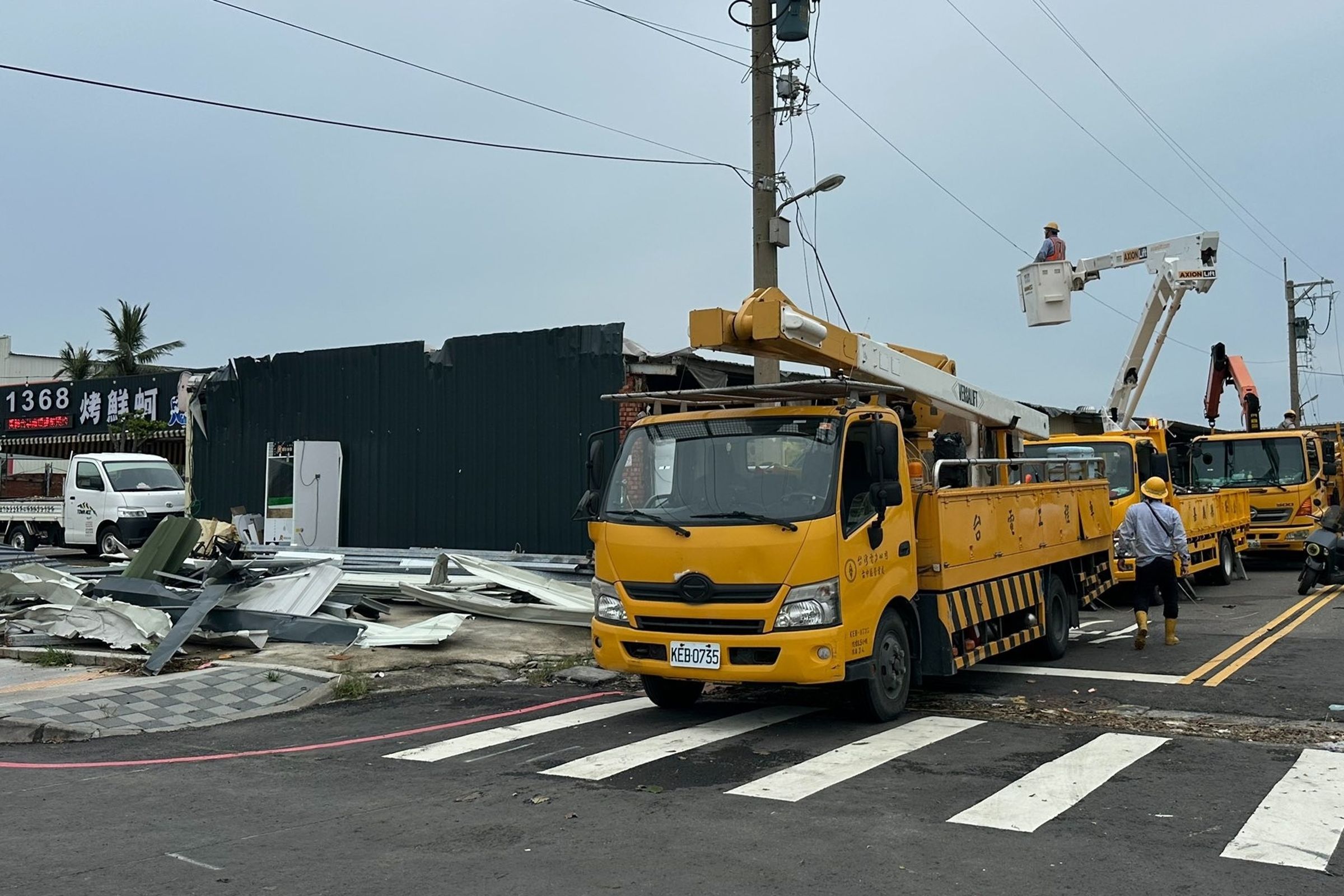 為感謝這群在風雨中默默付出的台電英雄，布袋鎮知名海鮮餐廳「1368烤鮮蚵吃到飽」推出限定活動。（翻攝自1368烤鮮蚵吃到飽臉書）