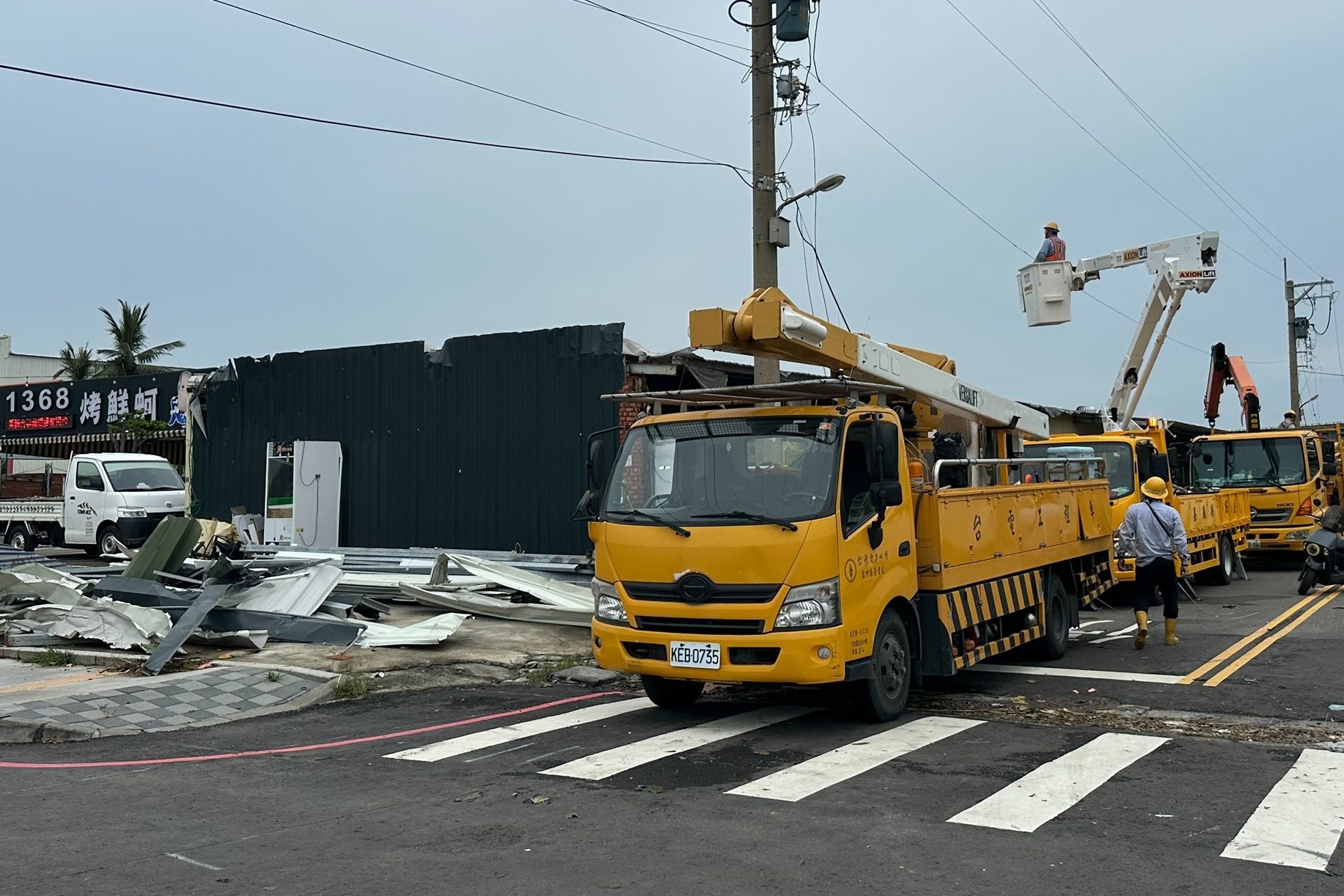為感謝這群在風雨中默默付出的台電英雄，布袋鎮知名海鮮餐廳「1368烤鮮蚵吃到飽」推出限定活動。（翻攝自1368烤鮮蚵吃到飽臉書）