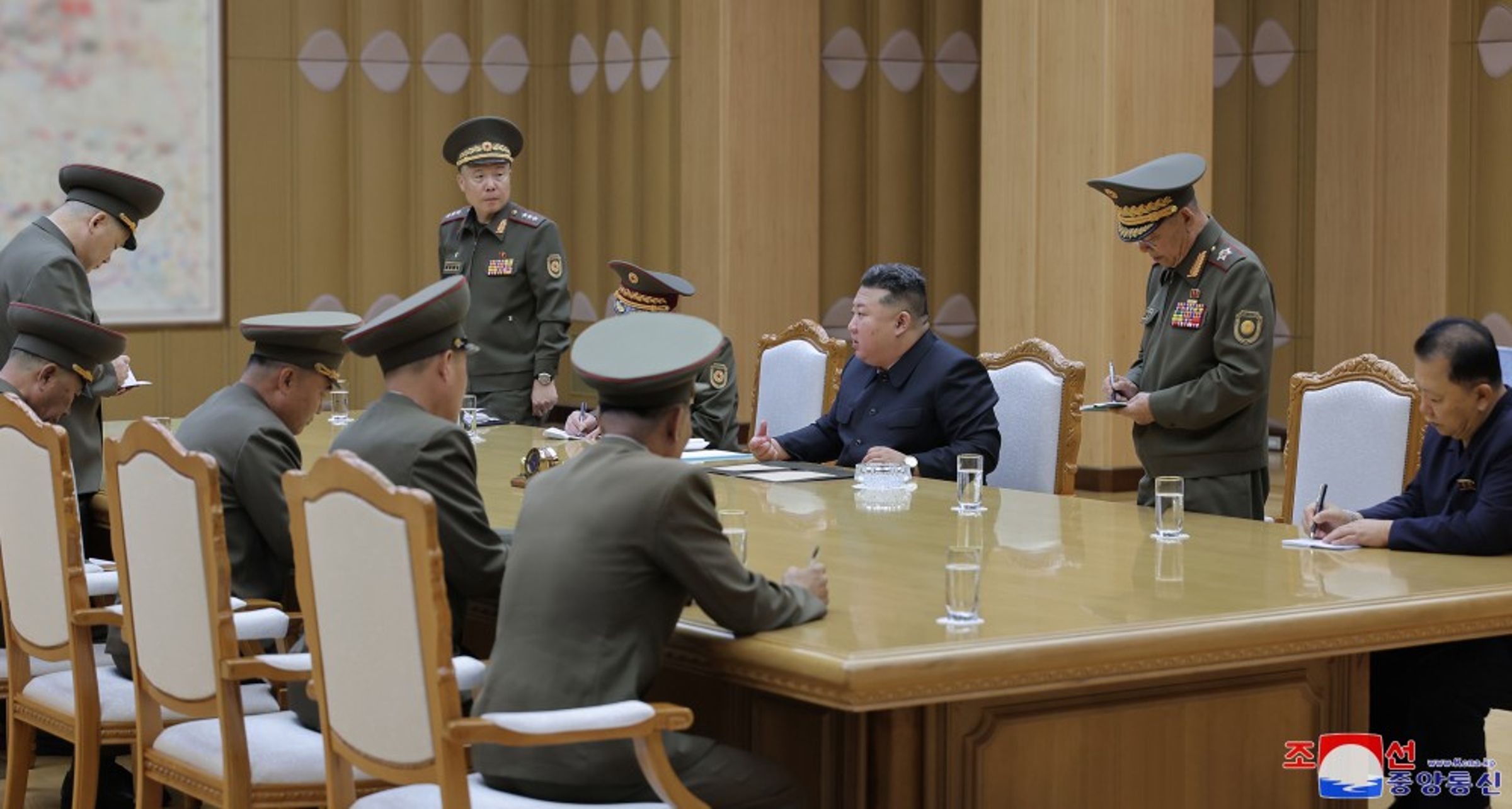 北韓領導人金正恩召開國防與安全協議會，提出啟動國家防衛力量、行使自衛權來維護國家主權和安全利益方面的重大任務。（翻攝自朝中社）