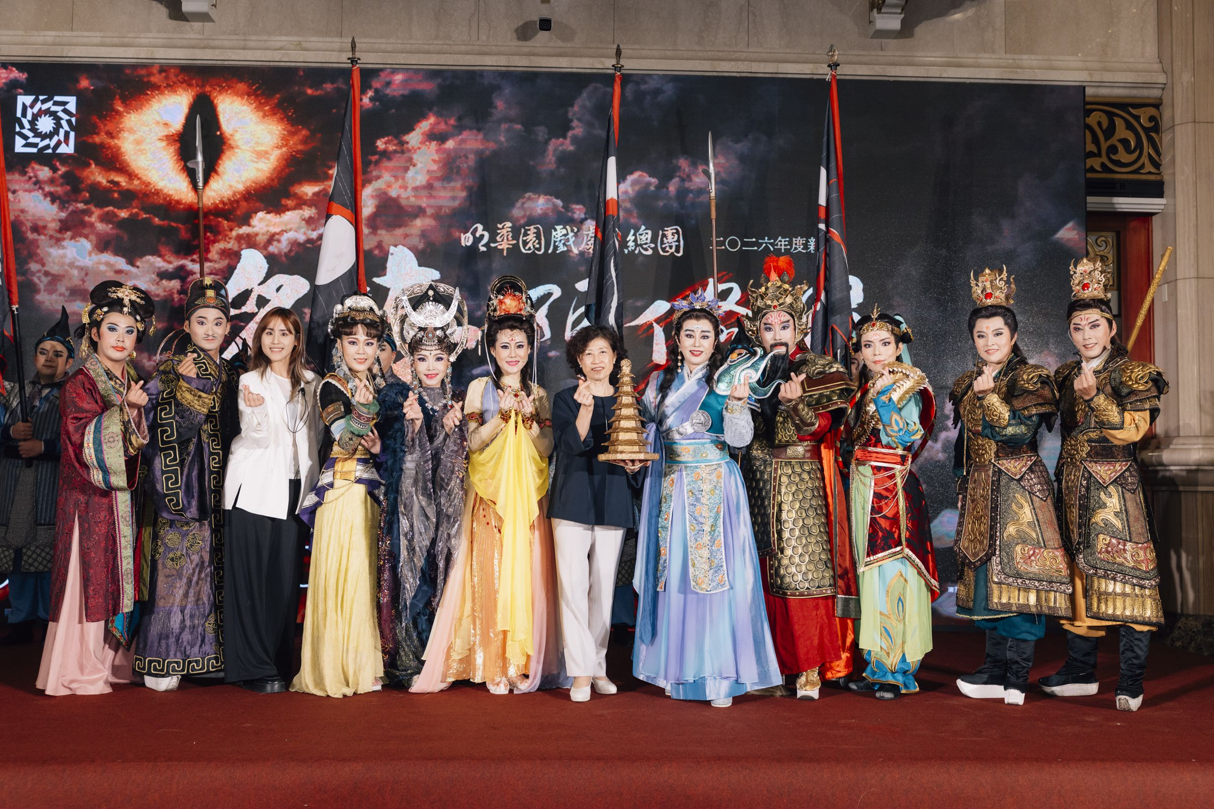 《貓.阿修羅》融合戲曲、武俠、原創音樂與多媒體影像 打造奇幻神仙世界。(左起周予寬、陳子謙、陳昭賢、黃筱媛、晨翎、陳昭婷、邱瑗、孫翠鳳、陳子豪、吳米娜、李郁真、周淮安)(國家兩廳院提供)