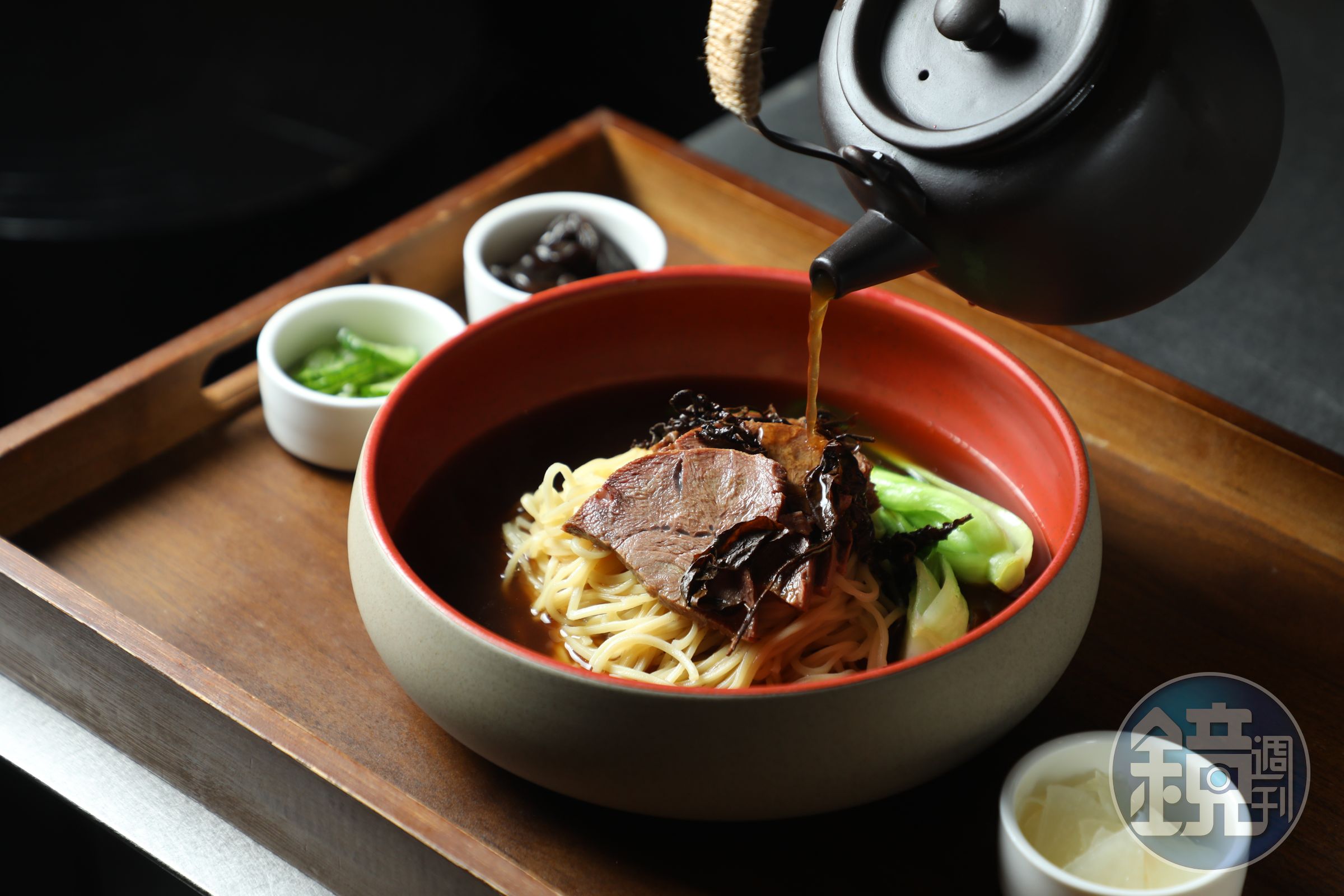 「桂花紅茶清燉牛肉麵」使用手工雞蛋麵,再倒入一壺帶有花香的茶湯,嘗起來非常清爽。(255元/碗)