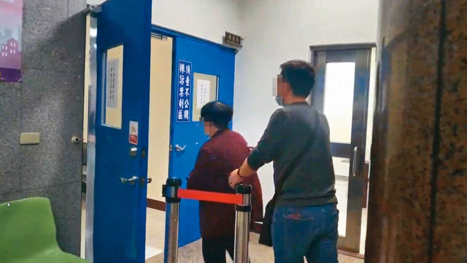 賴母（左）得知女兒慘遭男友殺害悲慟不已，在他人攙扶下前往認屍。（東森新聞提供）