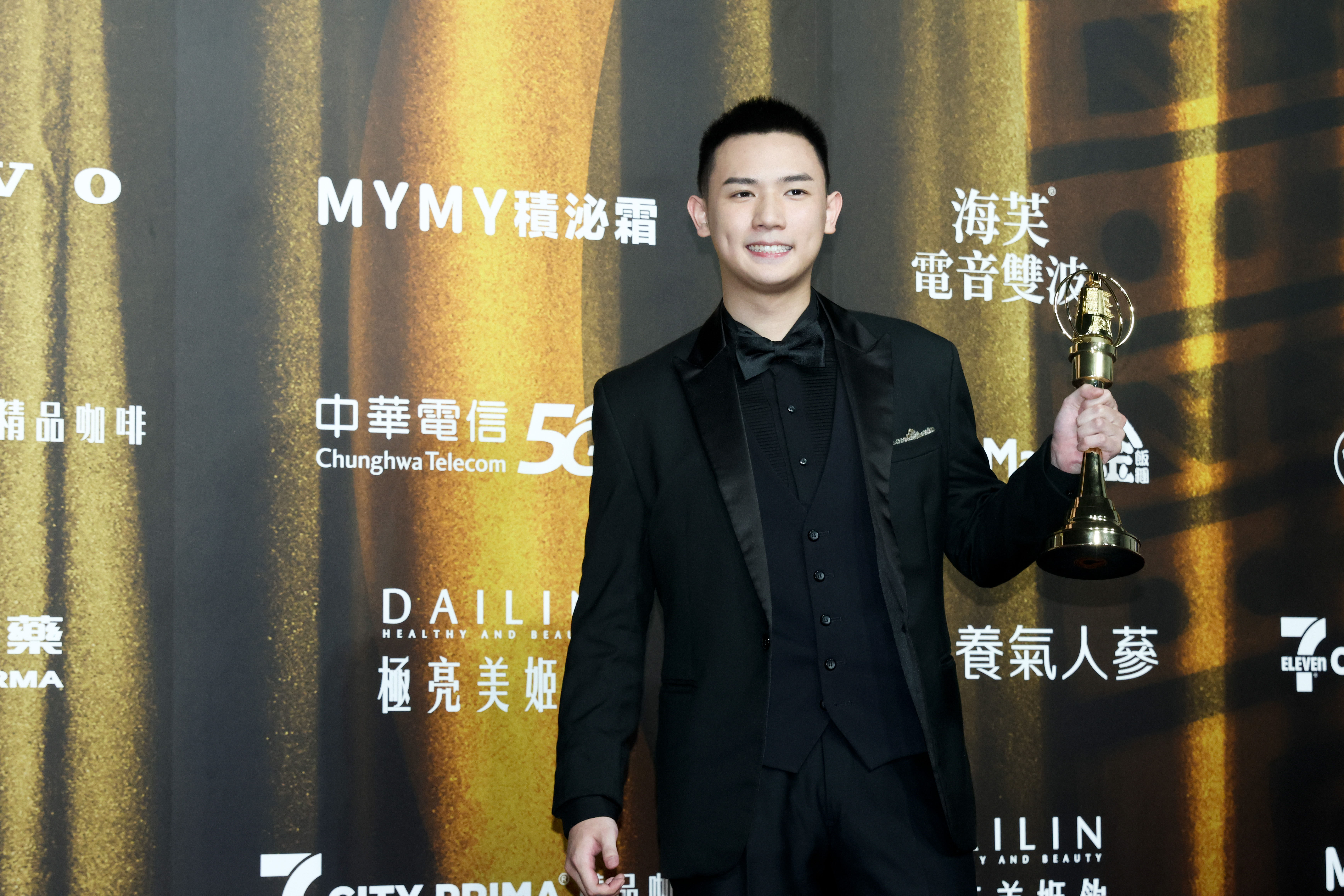 謝祖武的兒子謝展榮一舉拿下戲劇節目新人獎。