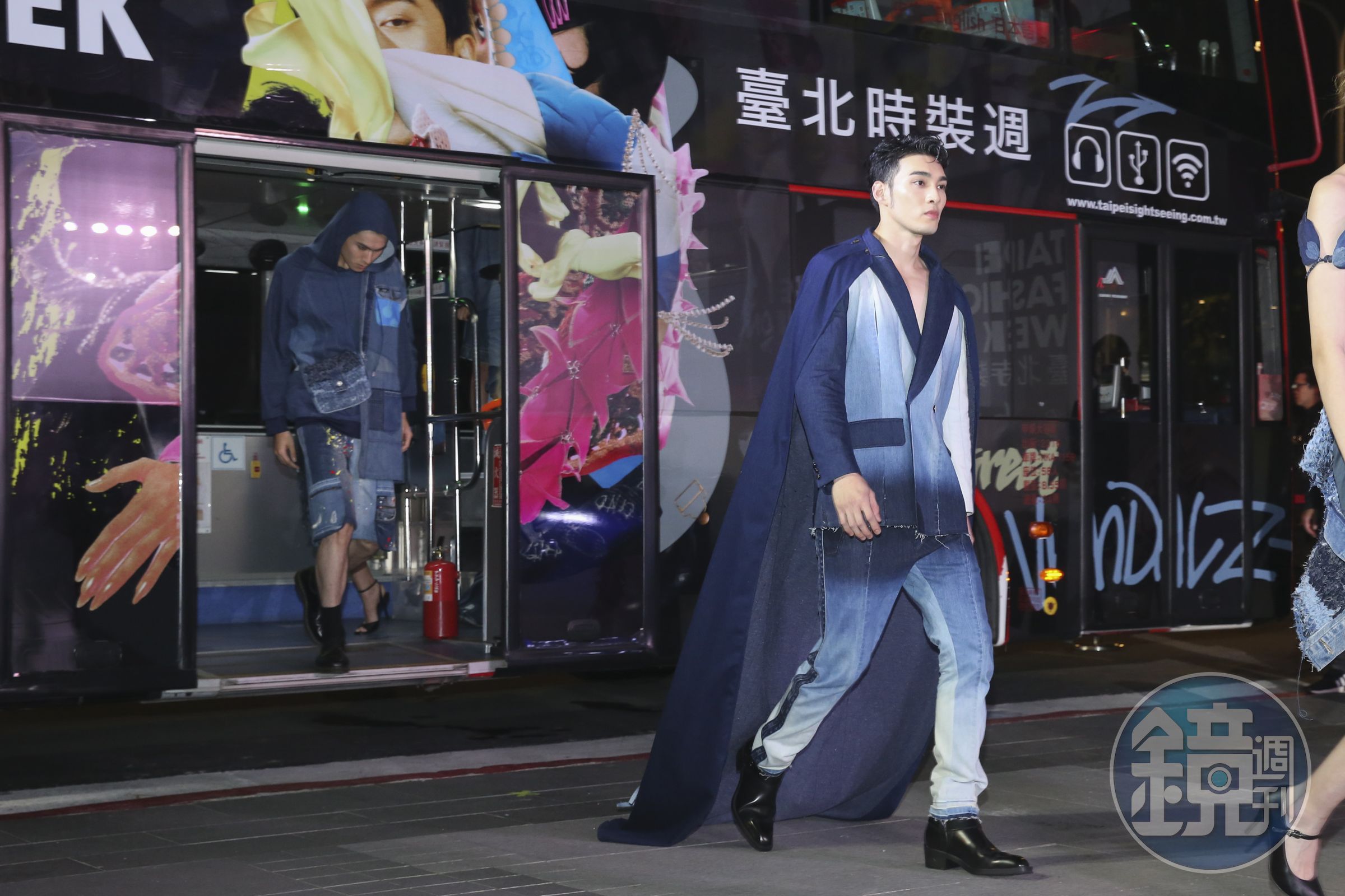 黃偉晉(中)為台北時裝週的本土新銳品牌StoryWear走秀。