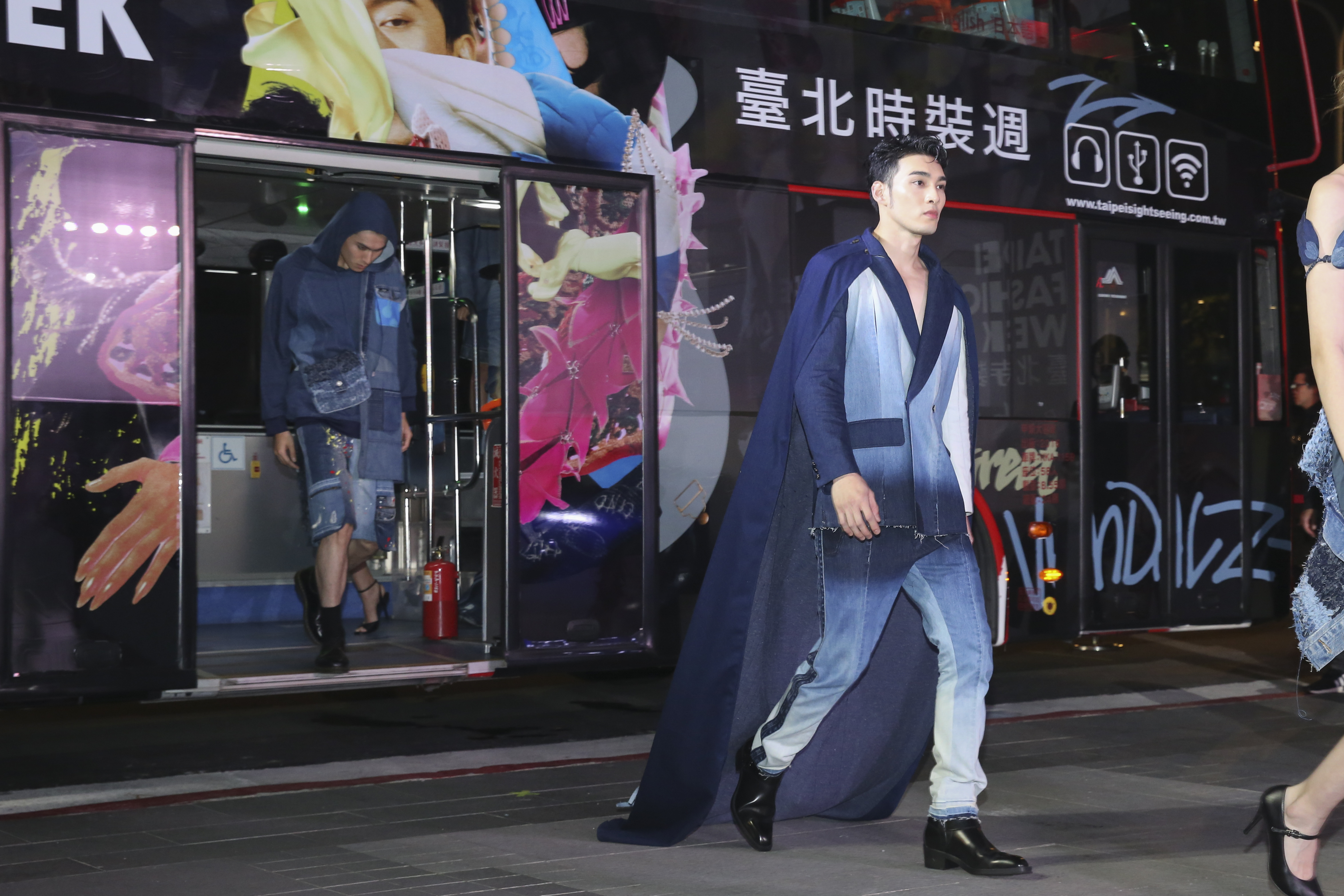 黃偉晉（中）為台北時裝週的本土新銳品牌StoryWear走秀。
