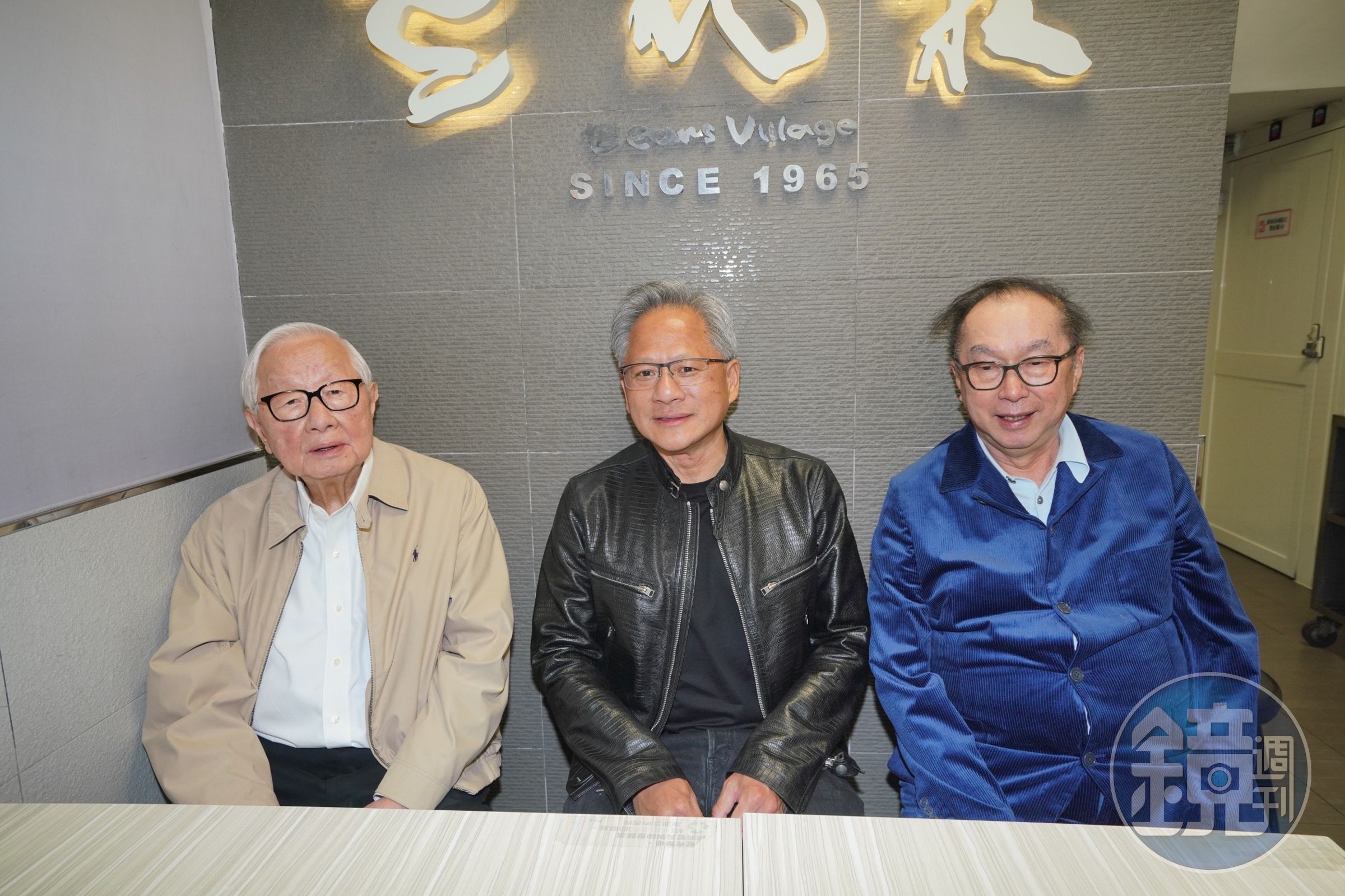 林百里(右)29日晚間作東宴請黃仁勳(中)、張忠謀(左)等多位大老闆,黃仁勳邀續攤逛寧夏夜市。