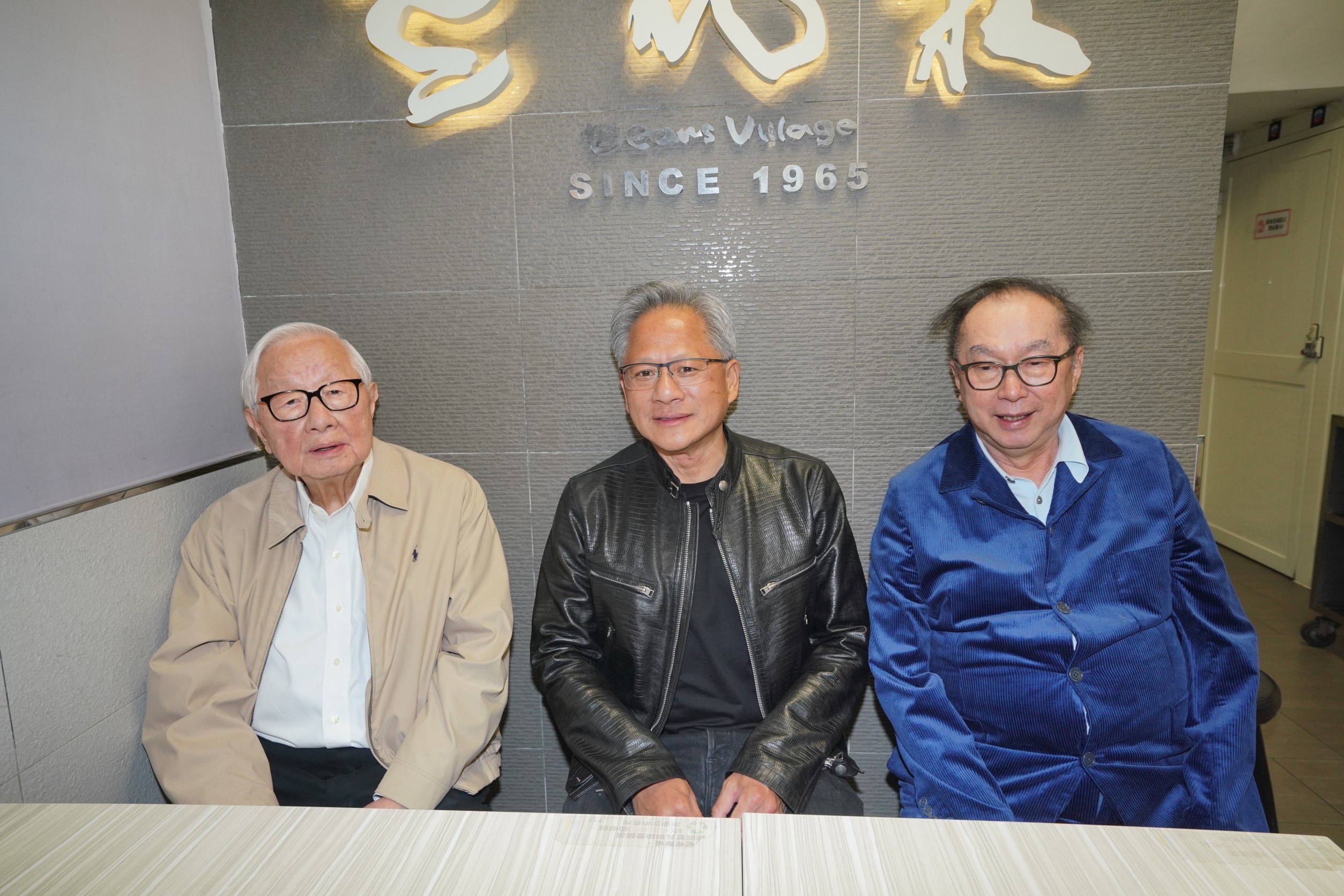 林百里（右）29日晚間作東宴請黃仁勳（中）、張忠謀（左）等多位大老闆，黃仁勳邀續攤逛寧夏夜市。