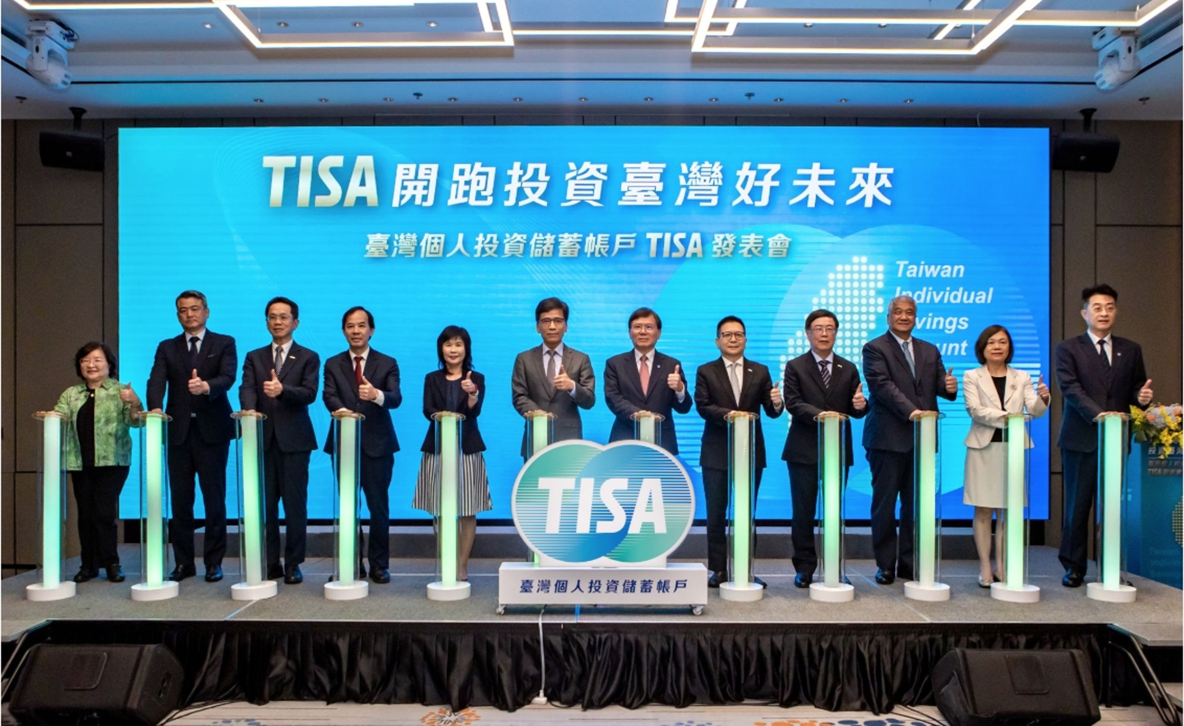 集保結算所近日舉辦TISA發表會,金管會主委彭金隆(左6)、集保結算所董事長林丙輝(右6)、財政部賦稅署署長宋秀玲(左5)與證期局局長張振山(左4)等貴賓共同主持啟動儀式。