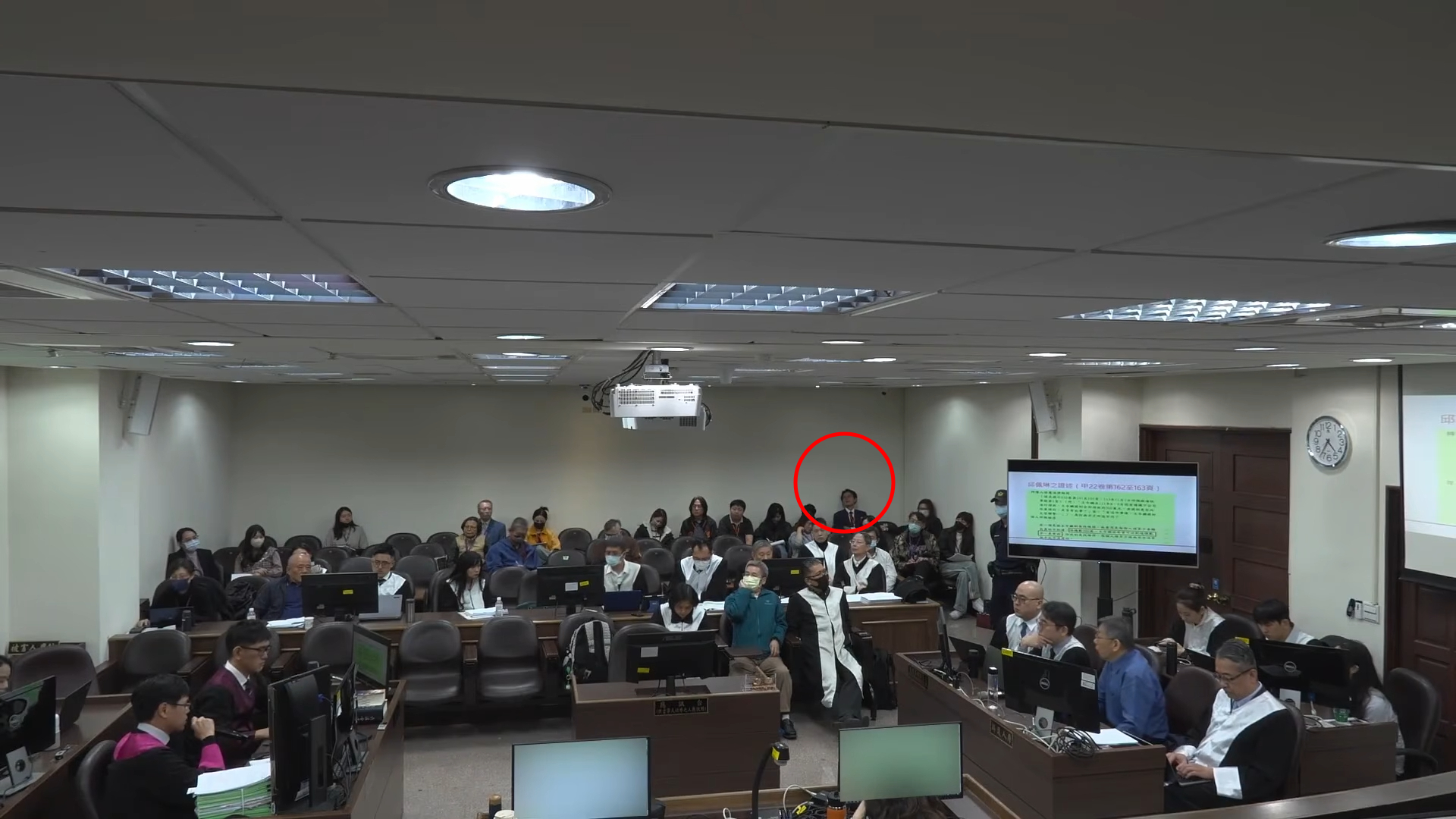 黃國昌疑似在法庭睡著。（翻攝法庭公播）