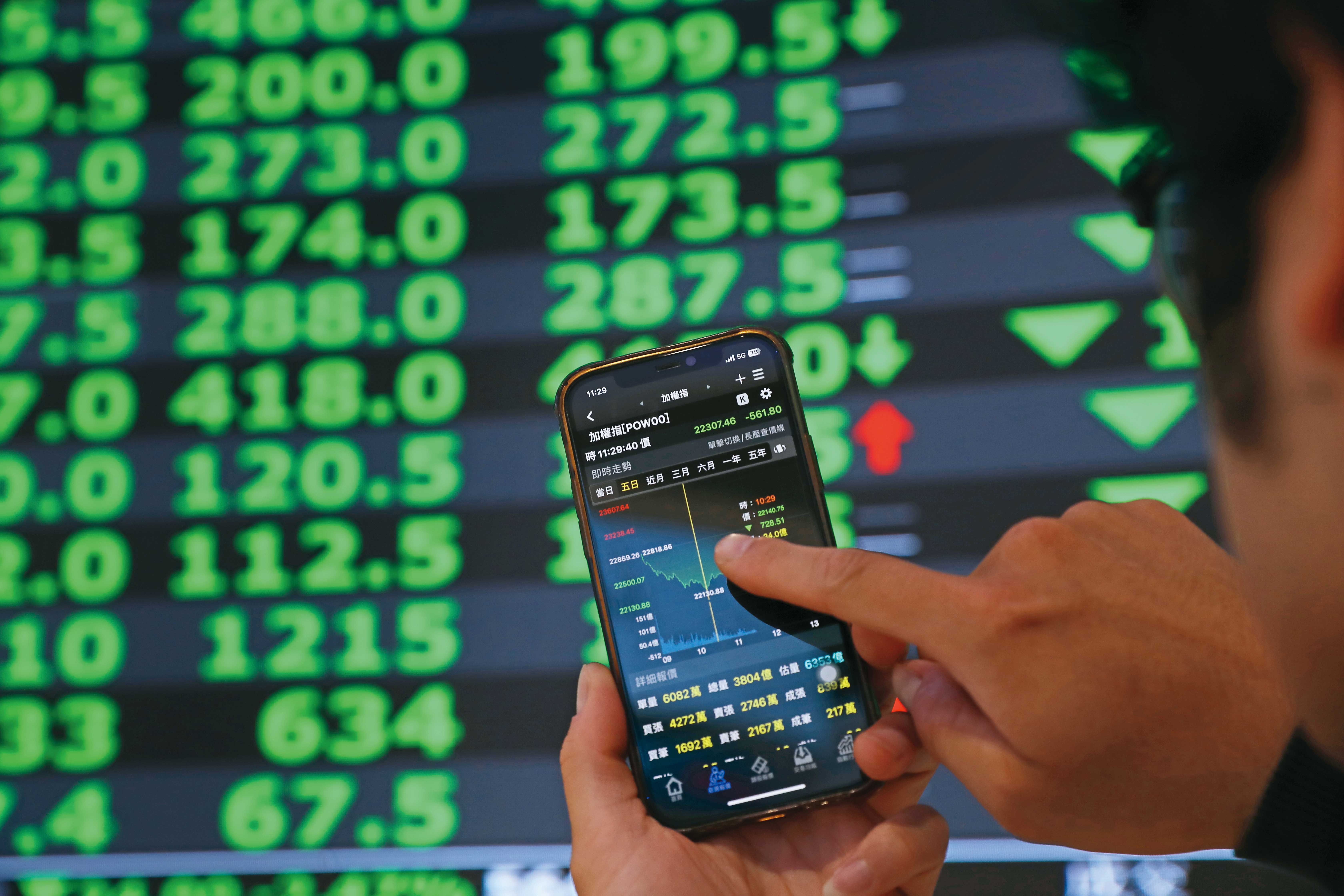 計劃退休的前2年，鄭孟忠將個股投資轉為高股息ETF，大跌大買，分批布局。