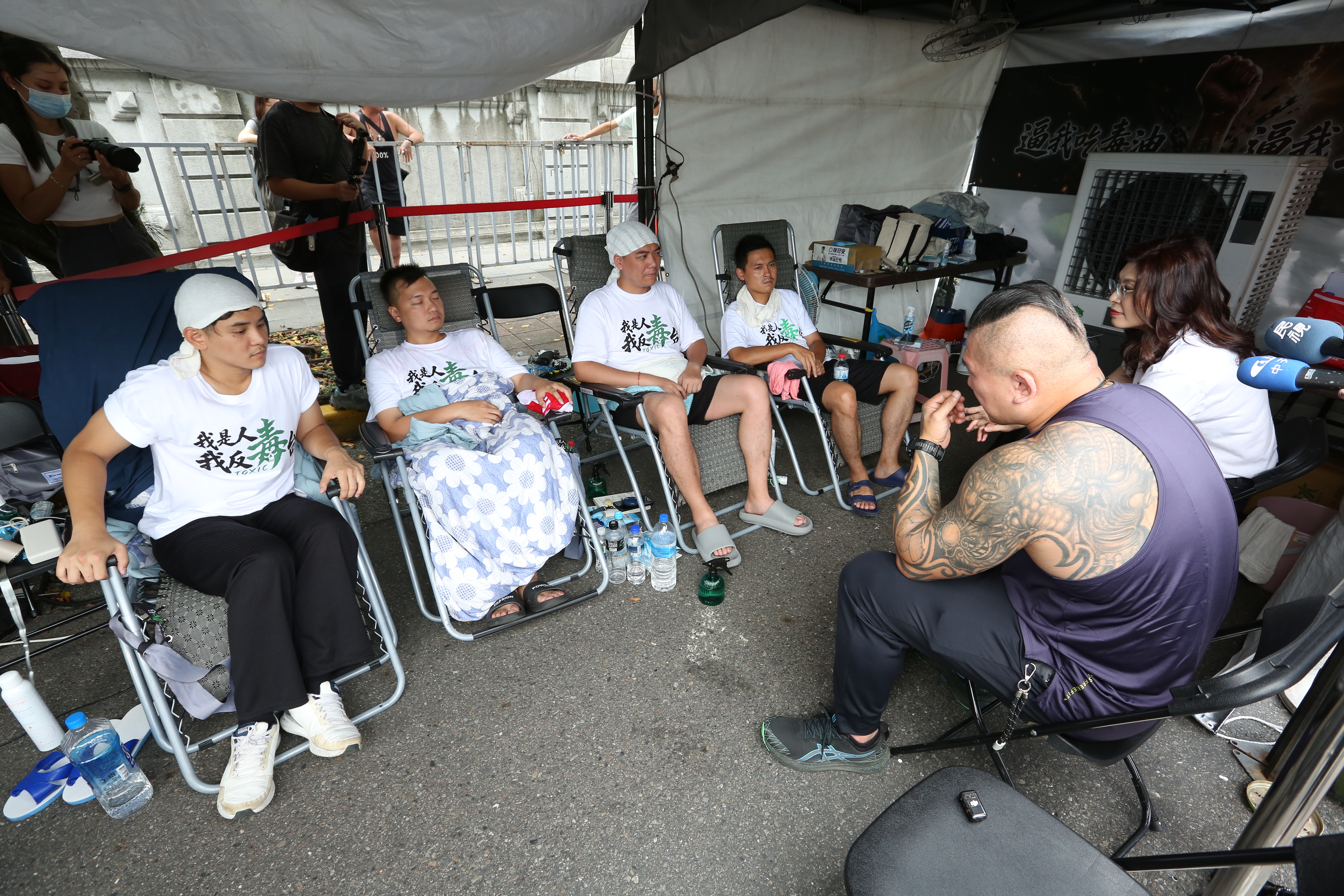 國民黨市議員楊植斗率小雞們在凱道發起絕食活動，而國民黨台北市議員張斯綱則宣布將在凱道發雞排。（鏡報姜永年）