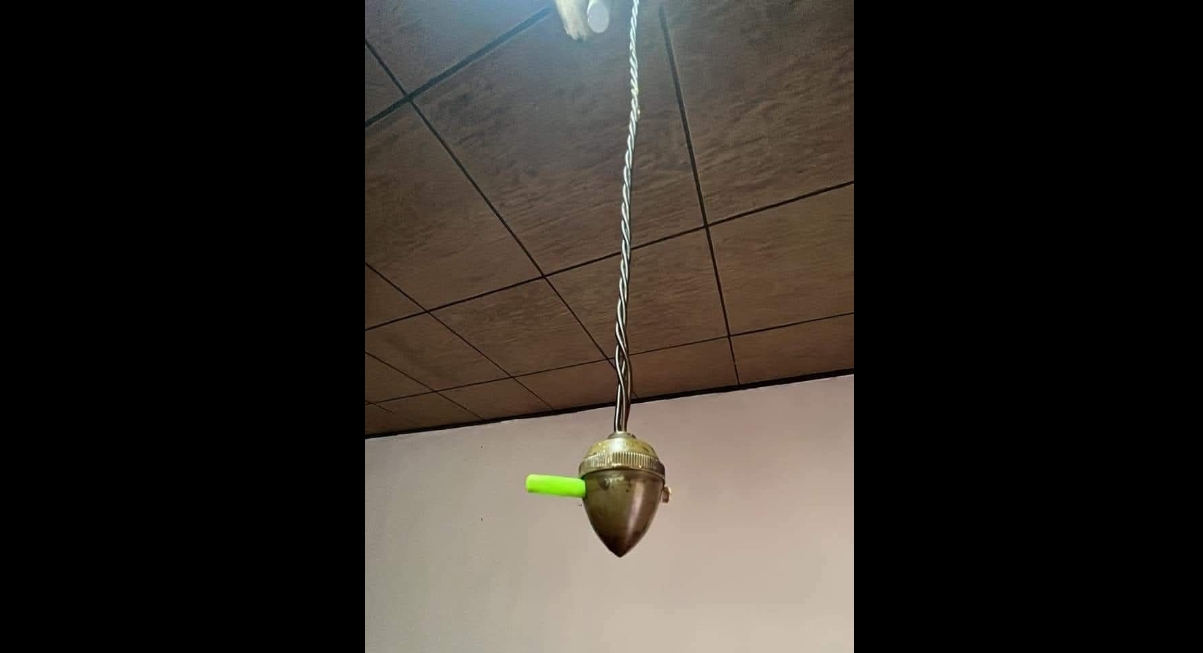 網友分享一款不少年輕人不曾見過的「老式日光燈」，因絕緣體不足導致推式開關讓不少人「通體甦醒」。（翻攝自臉書@爆廢公社2公開版）