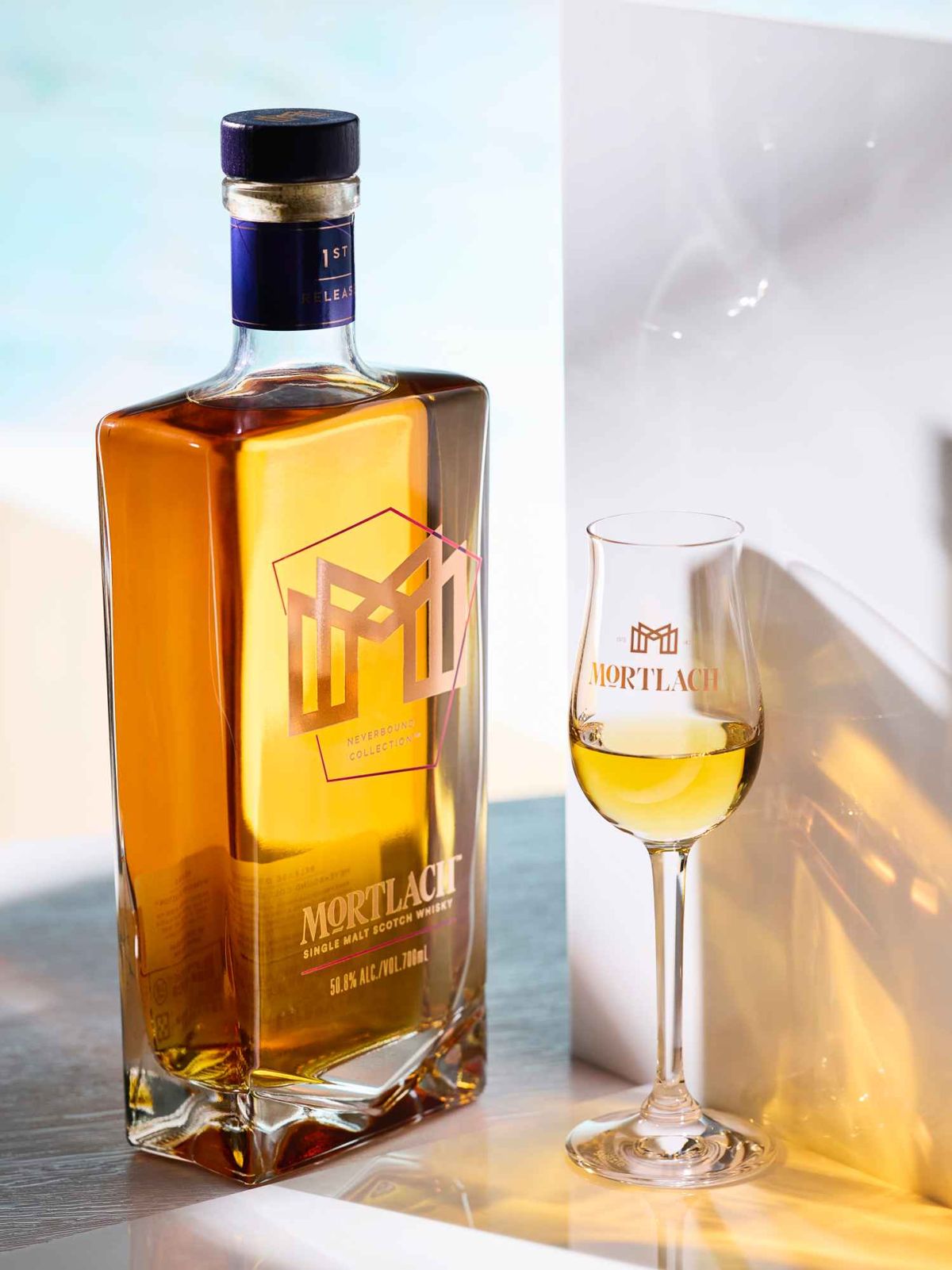 Mortlach 無界系列《破曉》:風味特色:酒液經再次填充桶熟成後,由首席調酒師Craig Wilson親手挑選創新罕見的頂級法國橡木新桶,在法國干邑區進行長時間風乾,再將酒液置入熟成。此舉將慕赫酒液的野性靈魂全然釋放,有豐富的燻肉鹹香肉脂感,引出繁複木質辛香與飽滿紅色水果蜜香層層堆疊。酒精濃度:50.8%;建議售價:約NT$3,680。