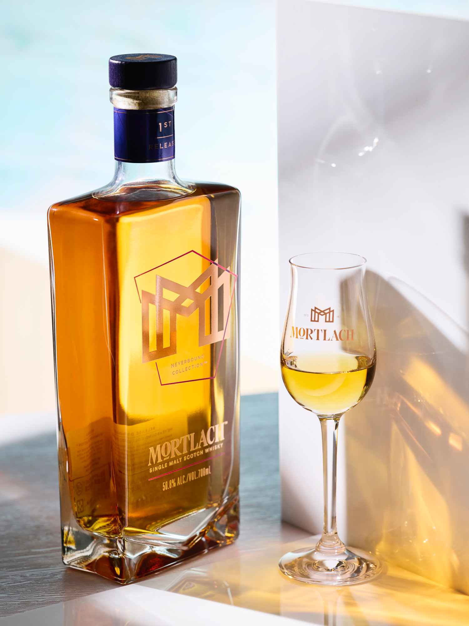 Mortlach 無界系列《破曉》：風味特色：酒液經再次填充桶熟成後，由首席調酒師Craig Wilson親手挑選創新罕見的頂級法國橡木新桶，在法國干邑區進行長時間風乾，再將酒液置入熟成。此舉將慕赫酒液的野性靈魂全然釋放，有豐富的燻肉鹹香肉脂感，引出繁複木質辛香與飽滿紅色水果蜜香層層堆疊。酒精濃度：50.8%；建議售價：約NT$3,680。
