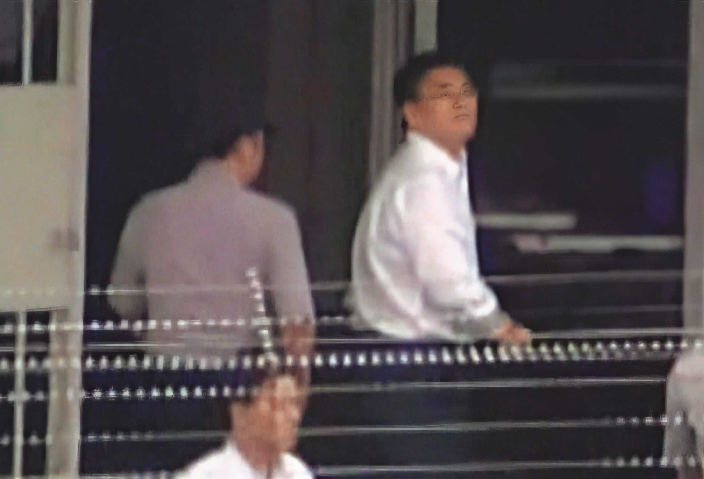 趙建銘(中)2006年涉台開內線交易案遭收押,當時陳幸妤獨自產檢並扛起家計。(鏡新聞提供)