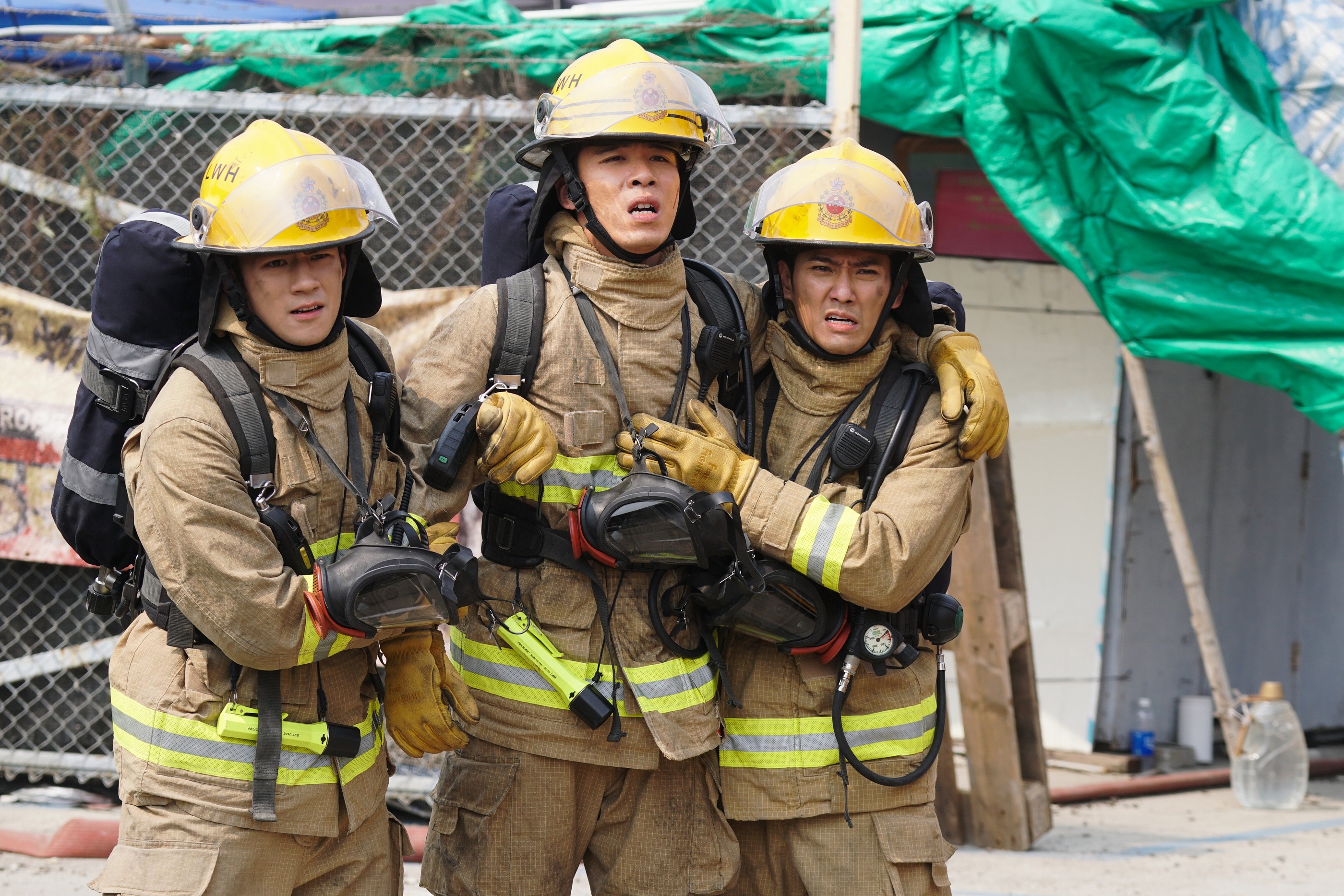 港片《焚城》描述香港面臨輻射外洩危機，由香港新生代小鮮肉魏浚笙、梁仲恆、黃愷傑等人演出的消防員深入輻射區救災。（華映提供）