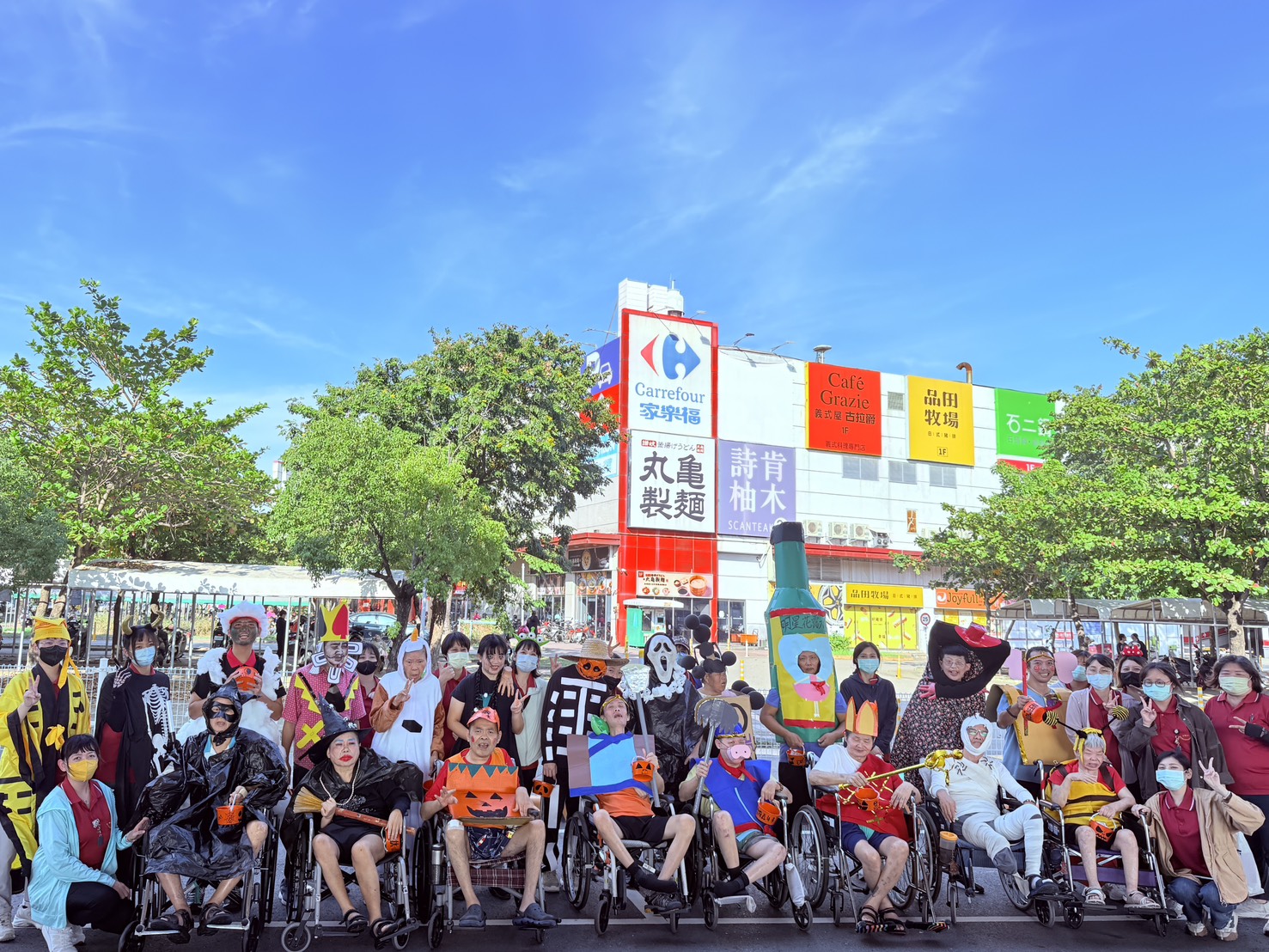 10月31日萬聖節，雲林身心障礙養護中心為服務對象換上特殊造型，在斗六家樂福展開踩街活動。（雲林身障養護中心提供）