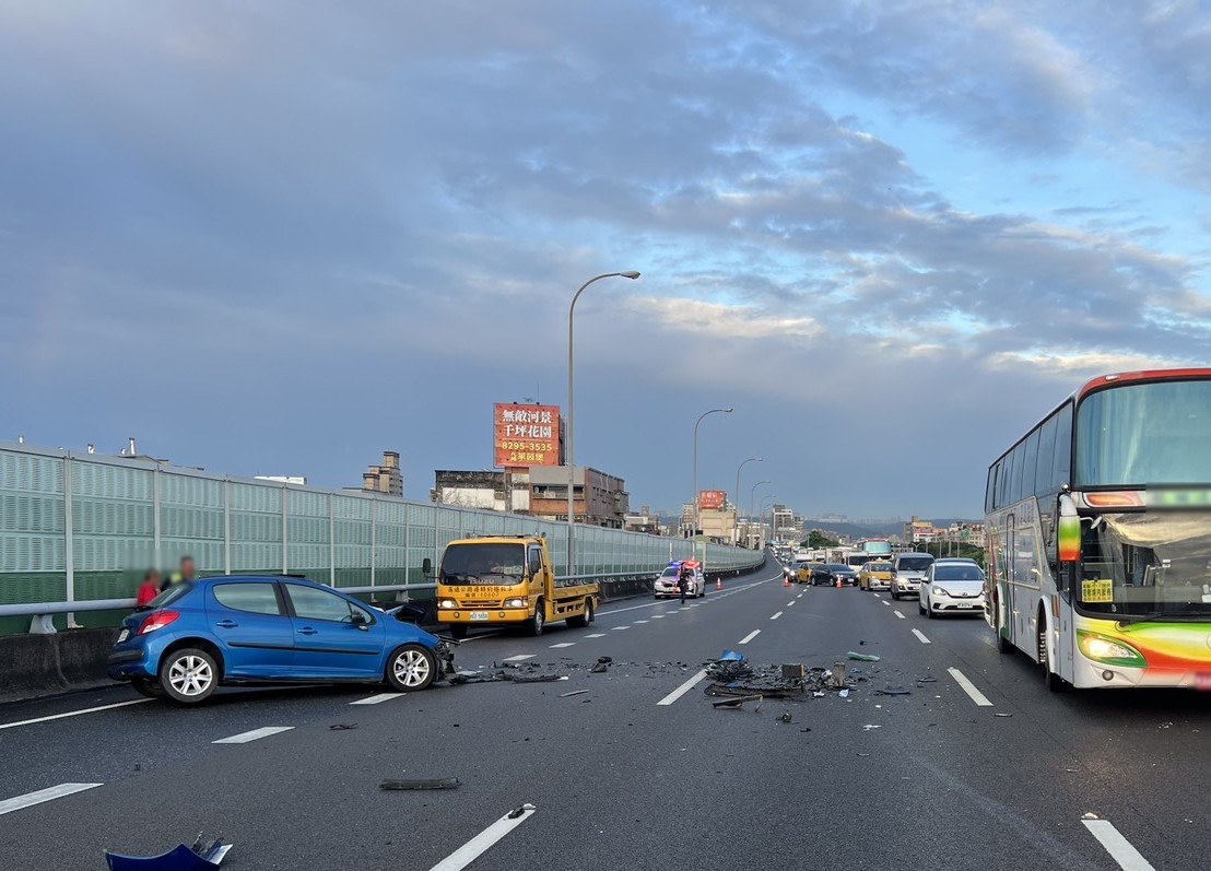 國道1號汐五高架今早發生3車連環撞車禍，造成該路段遍布零件碎片，一度回堵。翻攝畫面