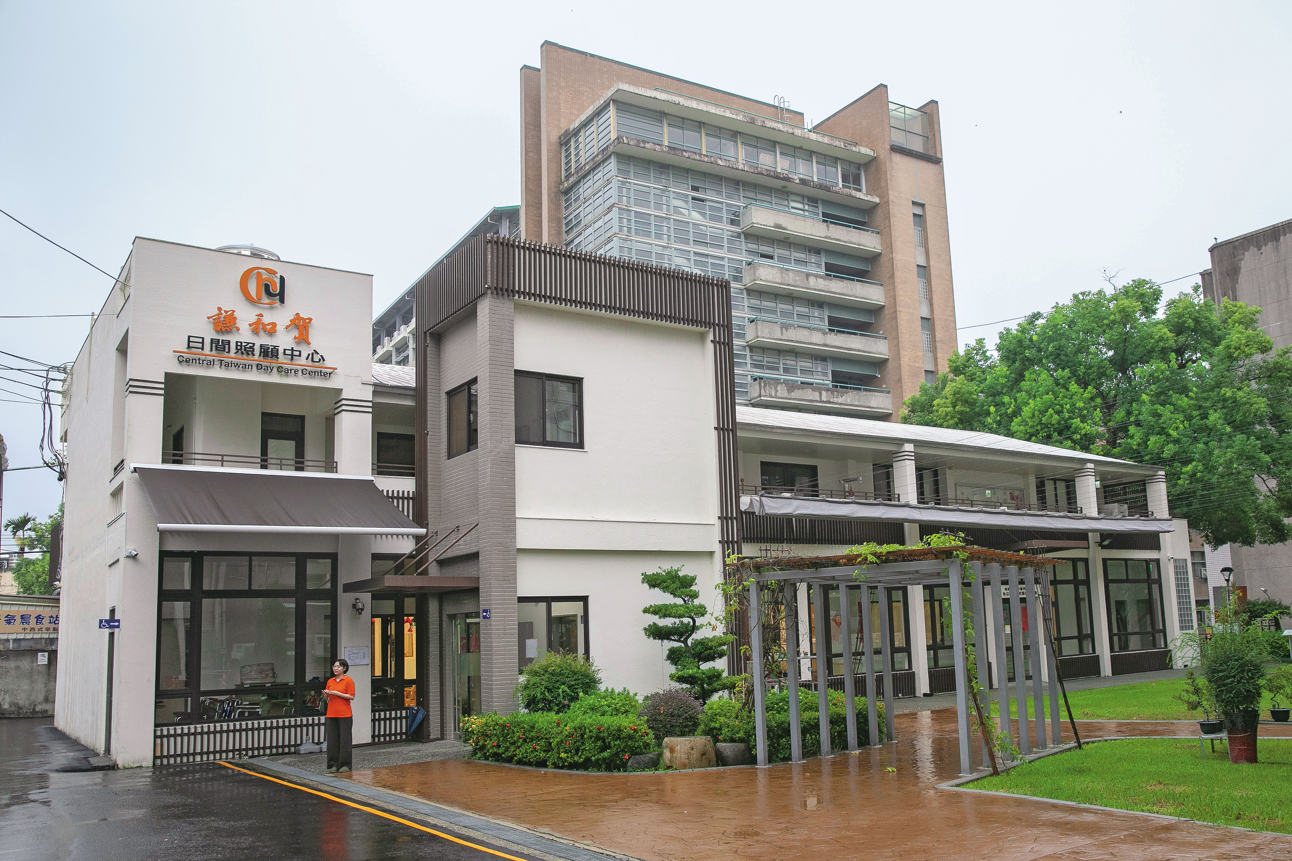中臺科大將語言中心改造成「謙和賀」日照中心,成為全台首座設於大學校園內的日照機構。