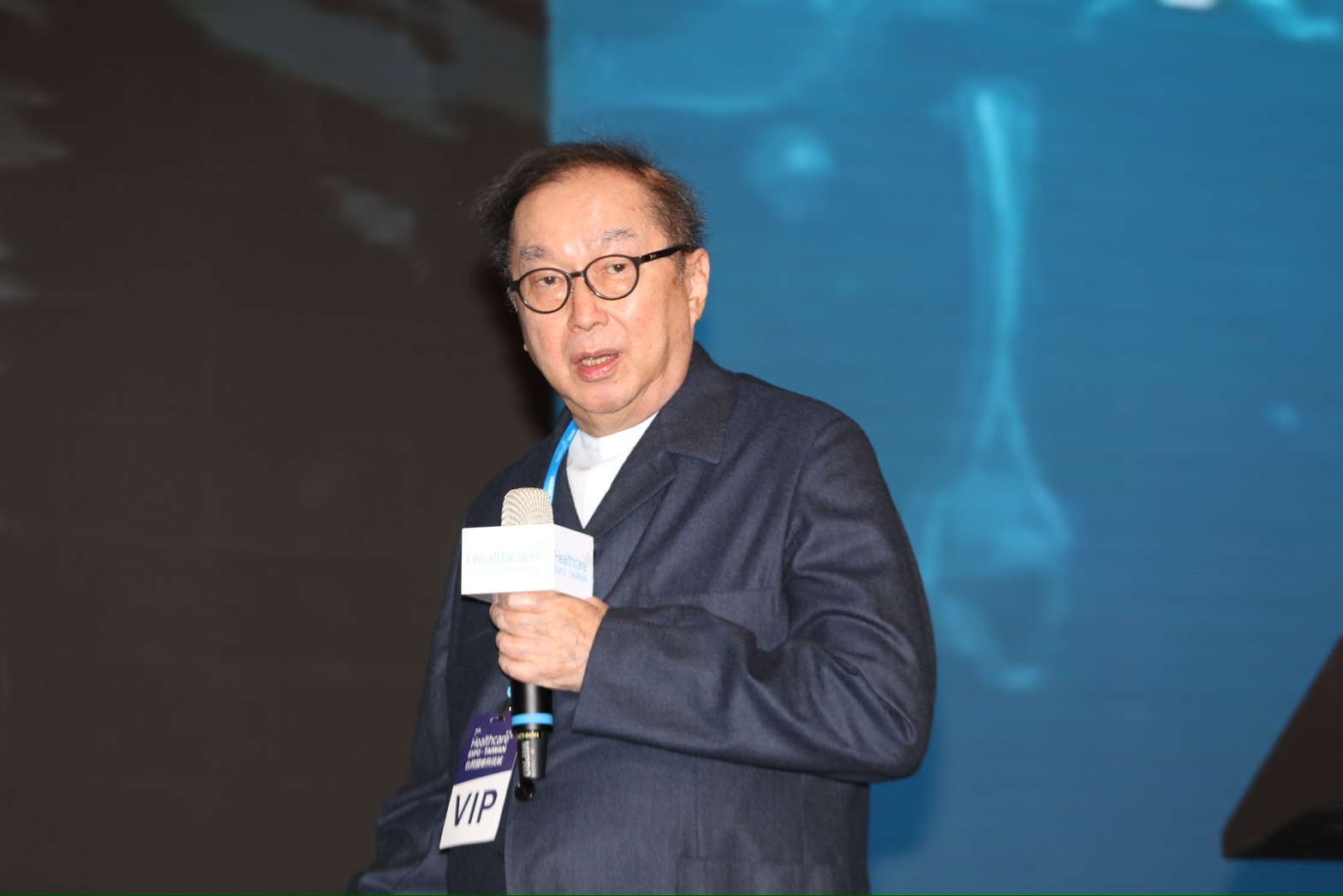 林百里拋磚引玉做愛心，以實際行動盼災民早日走出傷痛。