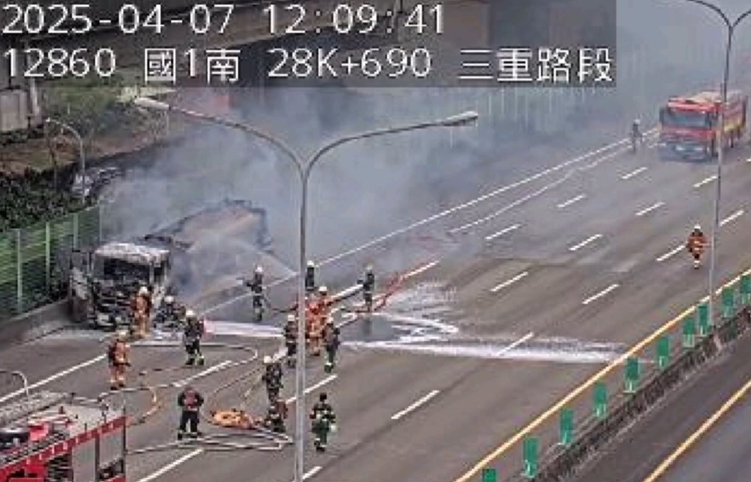 警消封閉全線車道滅火，後方車流一度回堵6公里。（翻攝畫面）