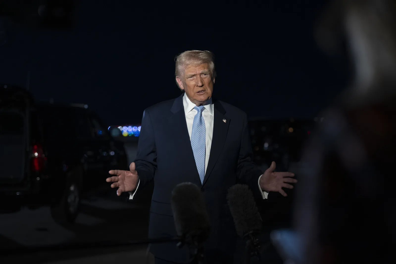 川普特赦前總統葉南德茲。(翻攝自The White House)