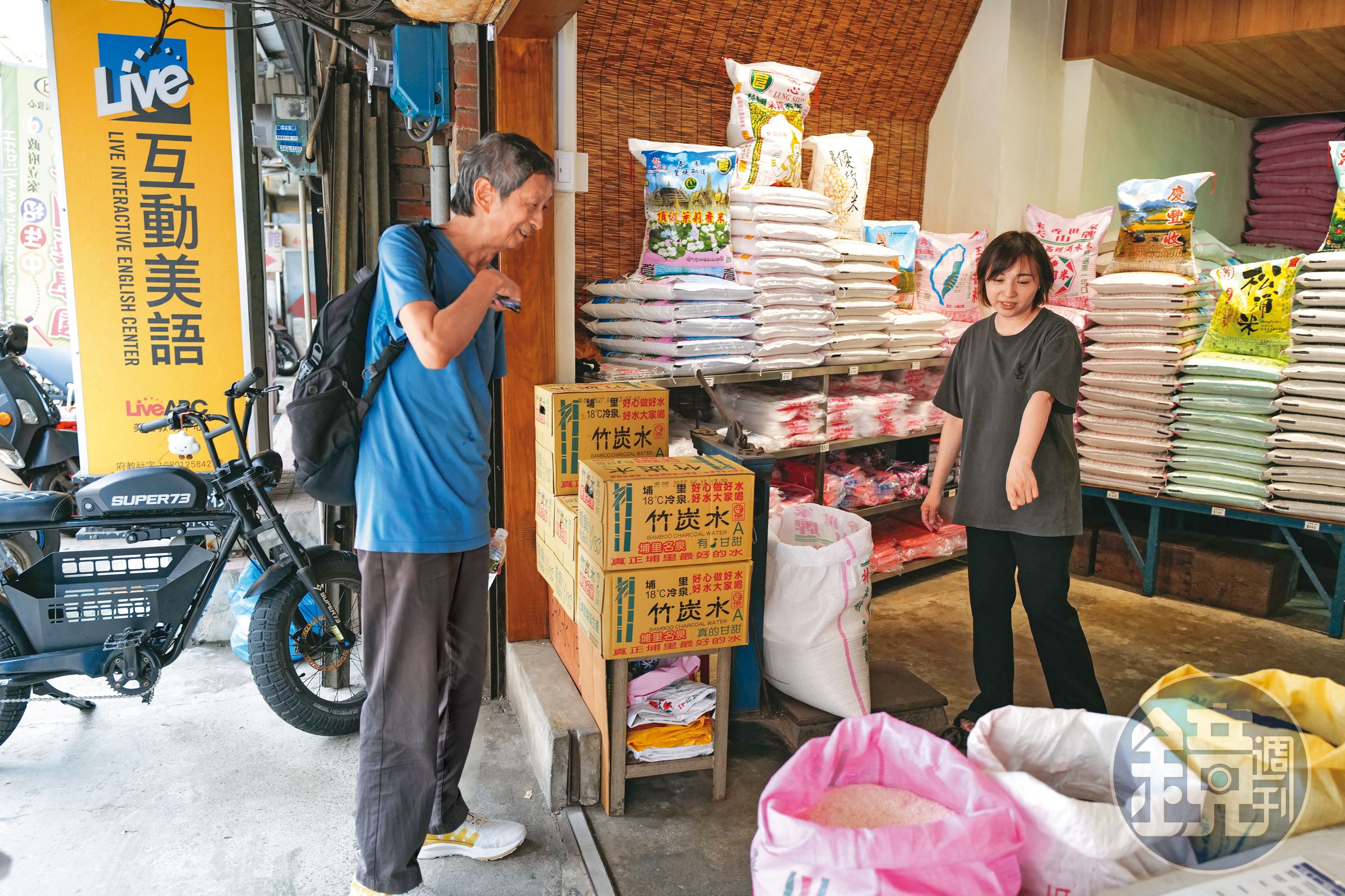 與竹蓮街百年老米行店家閒話家常,從一袋米、一間老店中,感受庶民生活的溫度與城市日常的細微風景。
