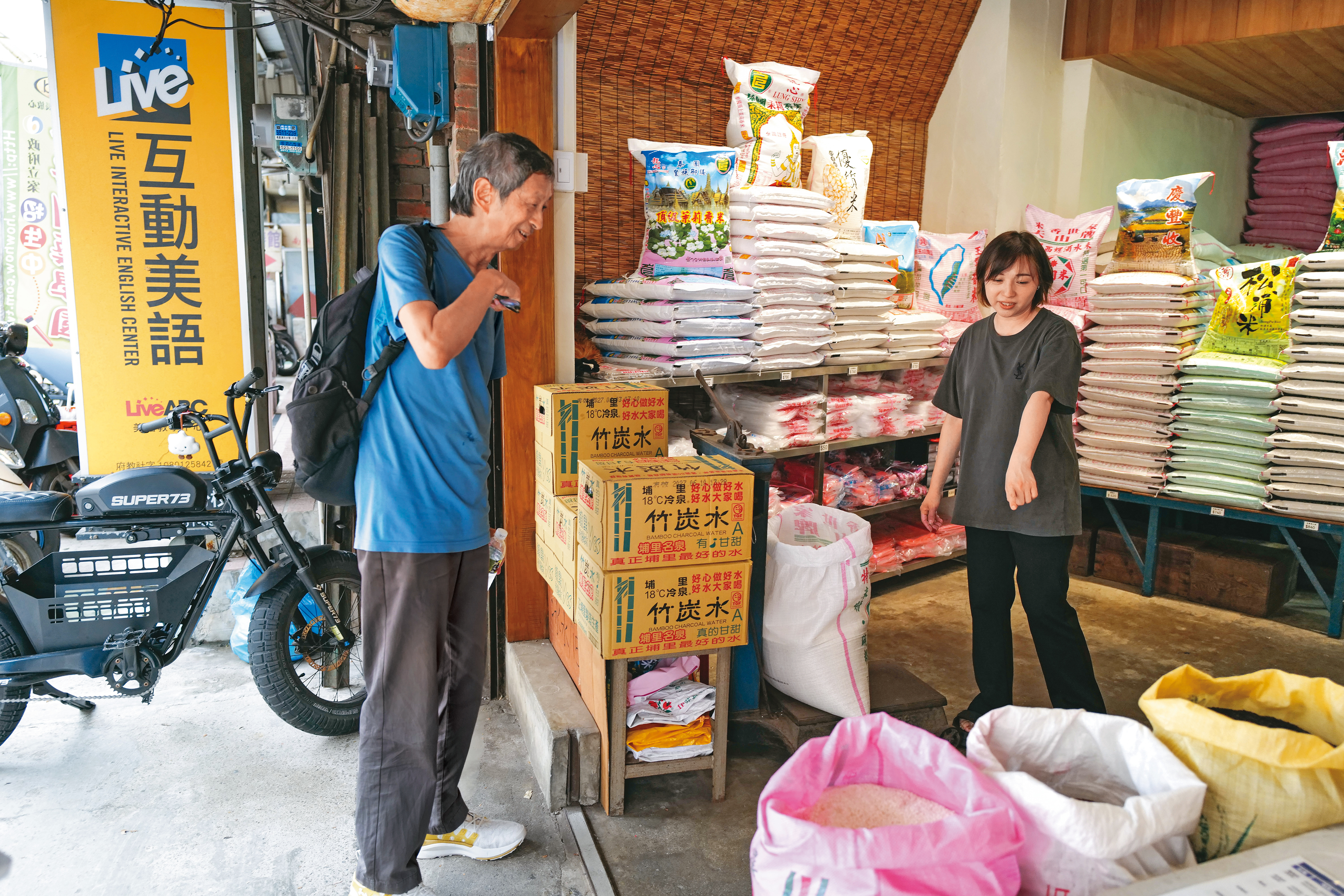 與竹蓮街百年老米行店家閒話家常，從一袋米、一間老店中，感受庶民生活的溫度與城市日常的細微風景。