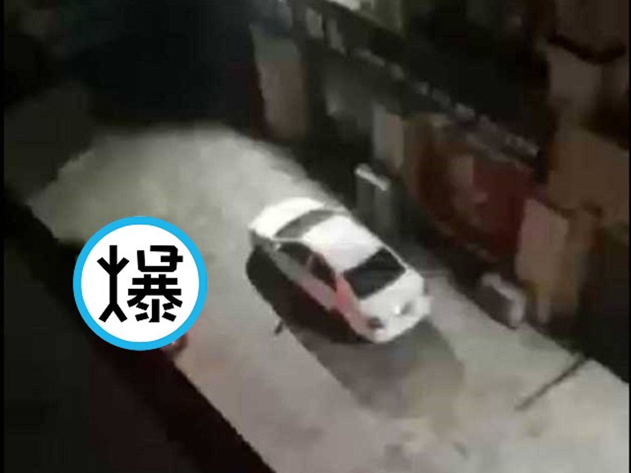 車震要慎選地方，否則鄰居都看到你的3分鐘「雞耐力」。（翻自《黑料網》）