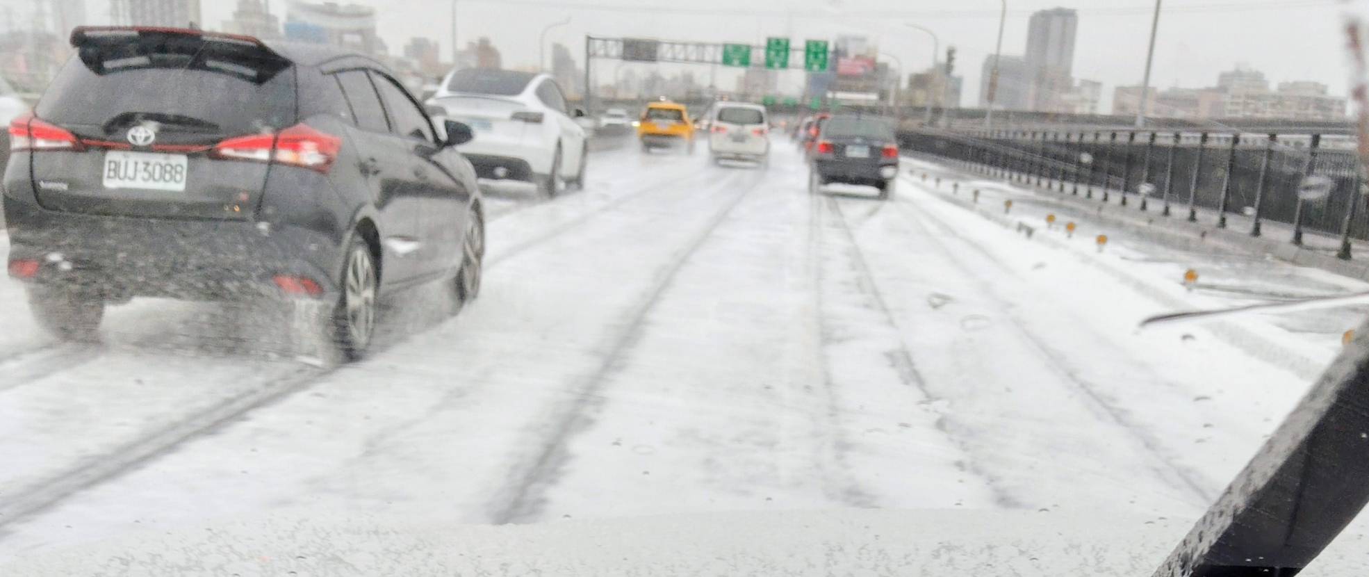 馬西屏路過華江橋，還一度以為橋被白雪覆蓋。（翻攝馬西屏臉書）