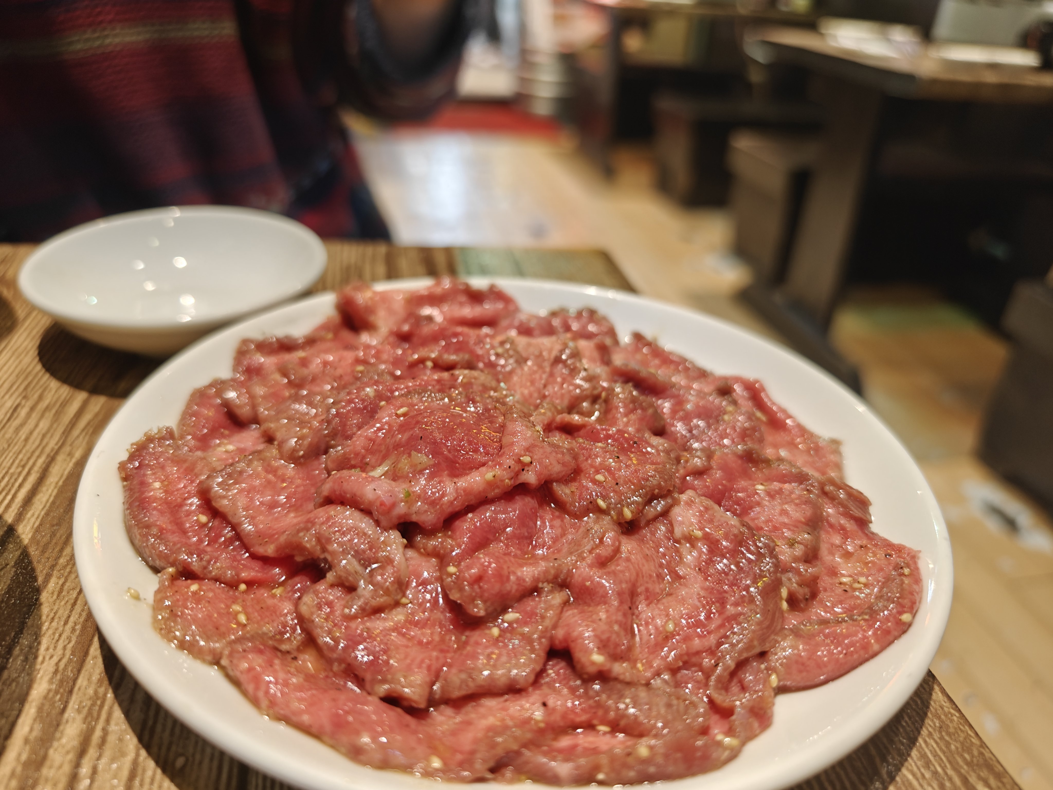 一名網友稱自己因為在燒肉吃到飽餐廳點了50份上等牛舌，遭店長責罵。（翻攝自X）