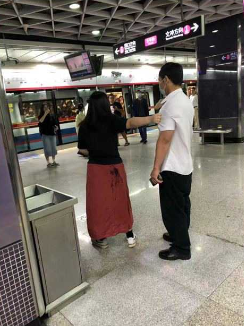 妹子抓住癡漢並當場舉發。(翻自微博)