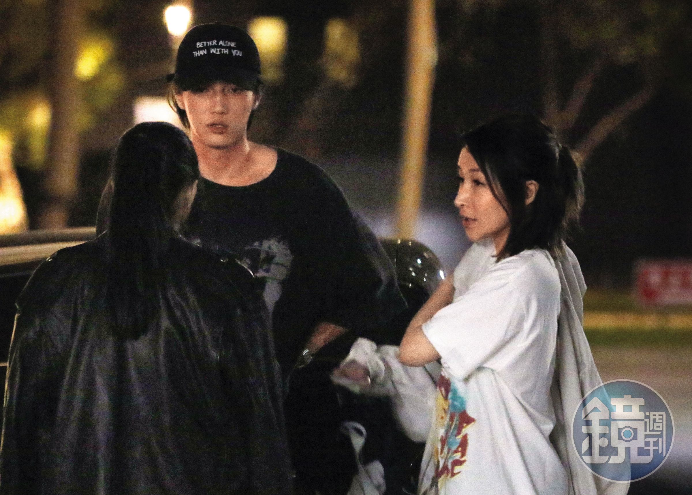 本刊曾在4年前直擊蕭亞軒(右)與前男友黃皓(中)的約會畫面,男方被說是有目的性接近女方。