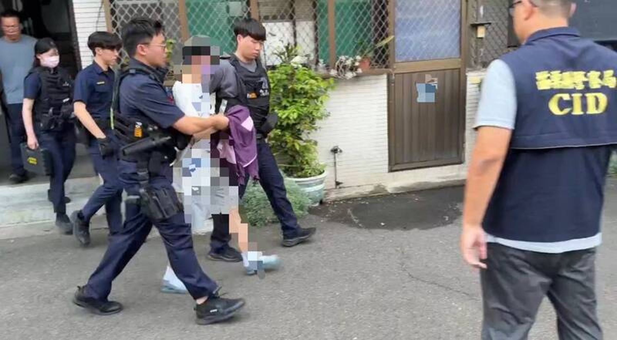 苗栗市一處社區大樓昨（18日）下午一名31歲男子疑似情緒失控，攻擊同住的75歲姑姑。（警方提供）