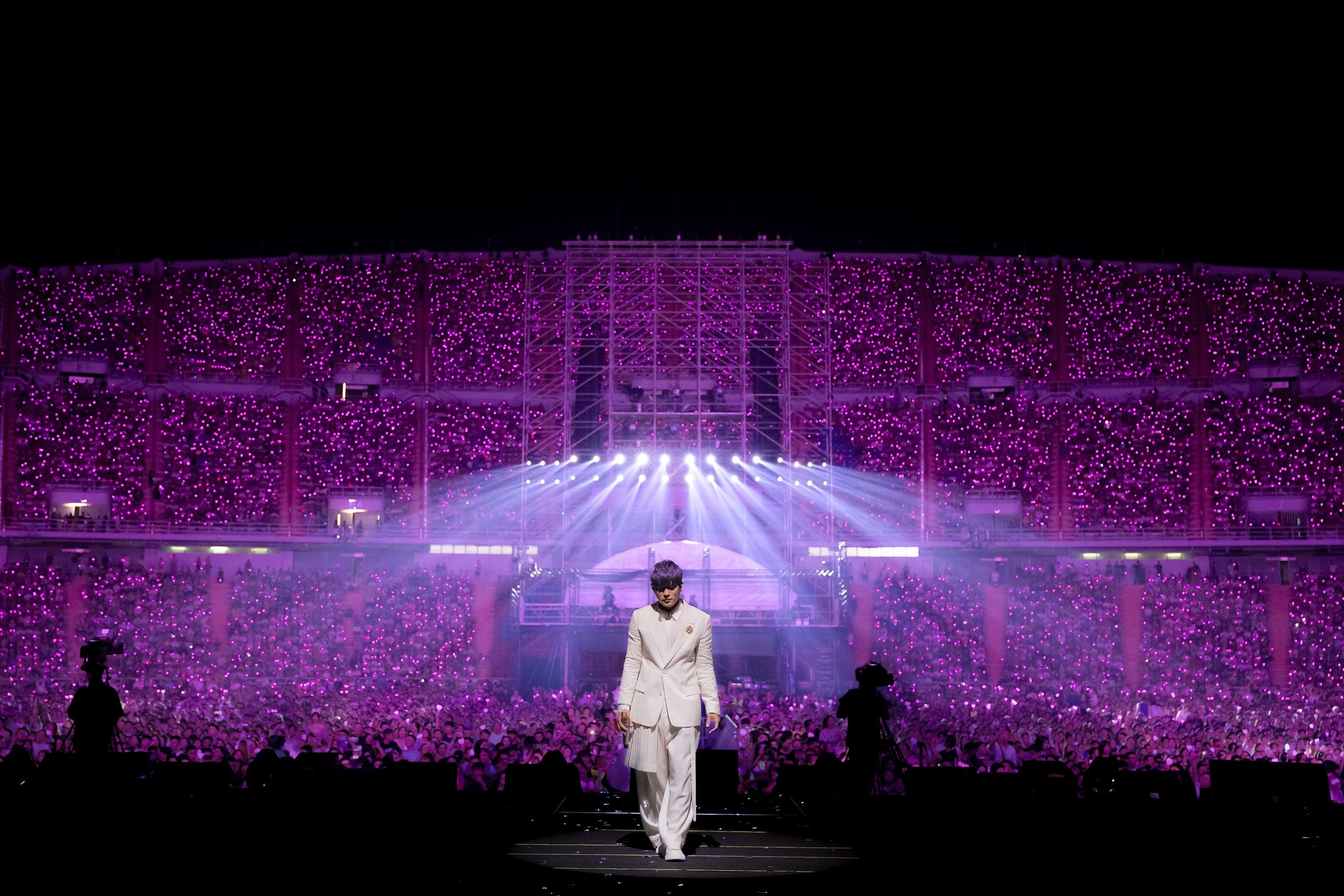 周杰倫身著DIOR服裝登台演唱。（DIOR提供）