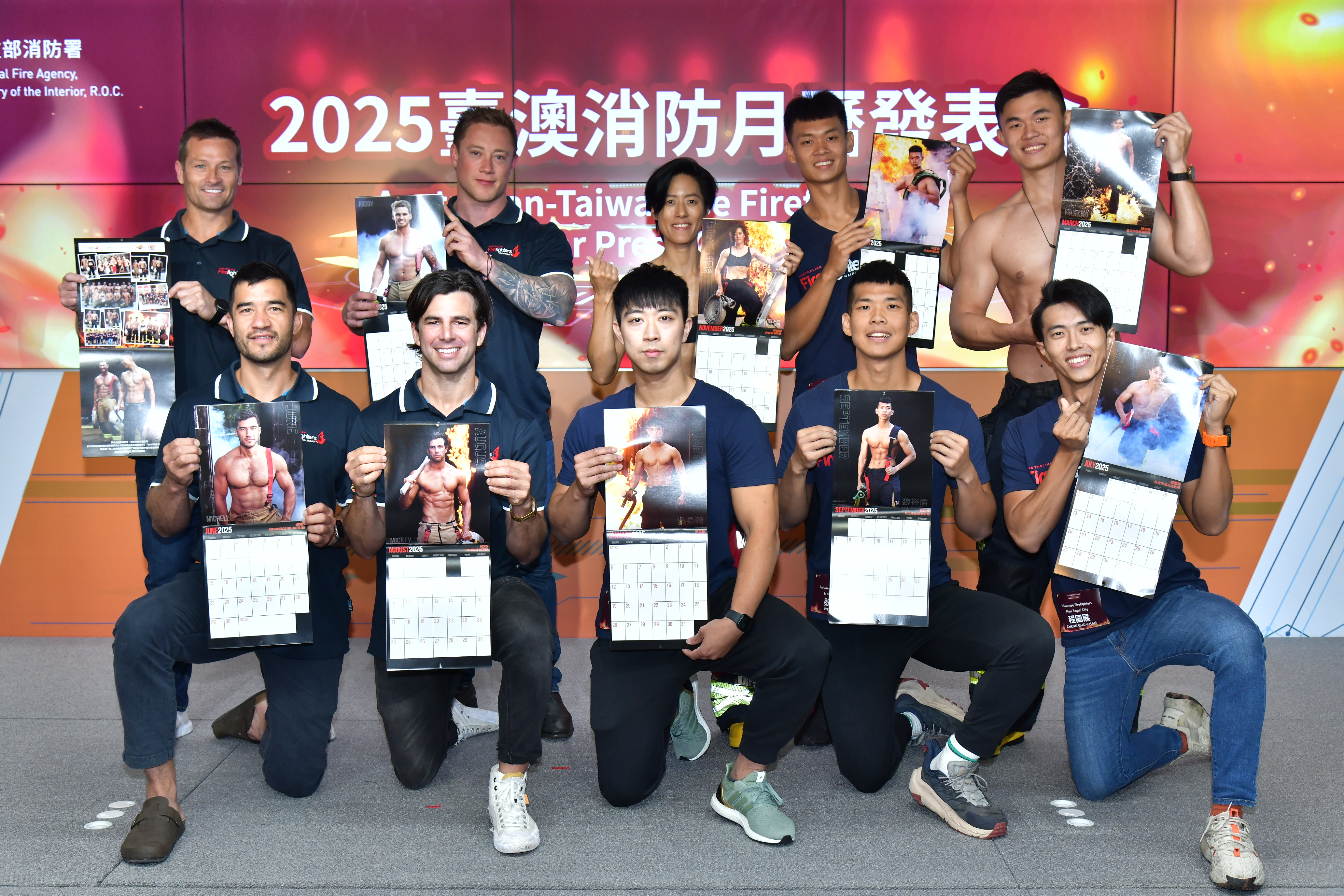台澳消防員合作發表公益月曆，展現傲人體魄。（消防署提供）