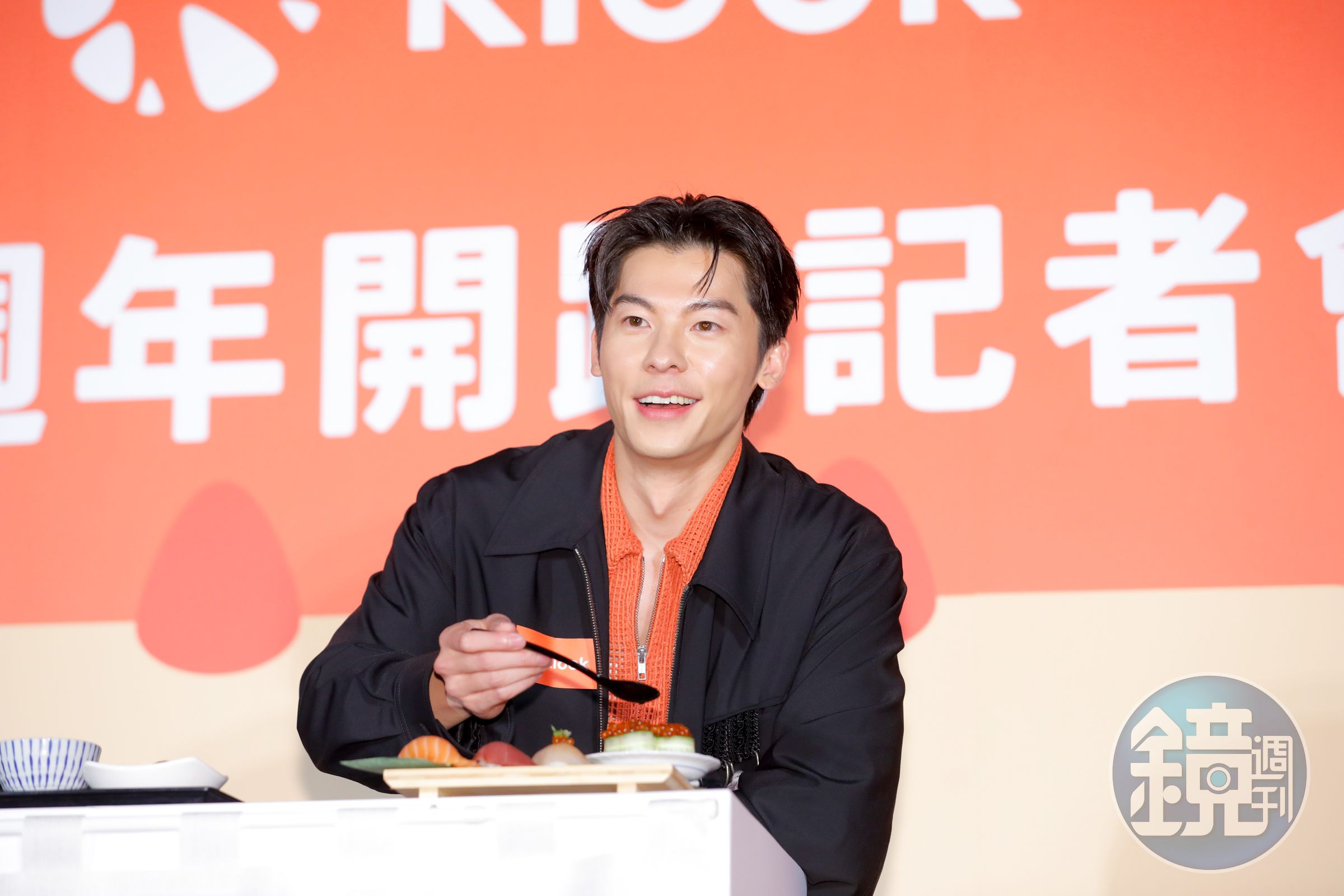 許光漢愛吃美食,他也現場為壽司半成品添上食材,完成一道美味佳餚。