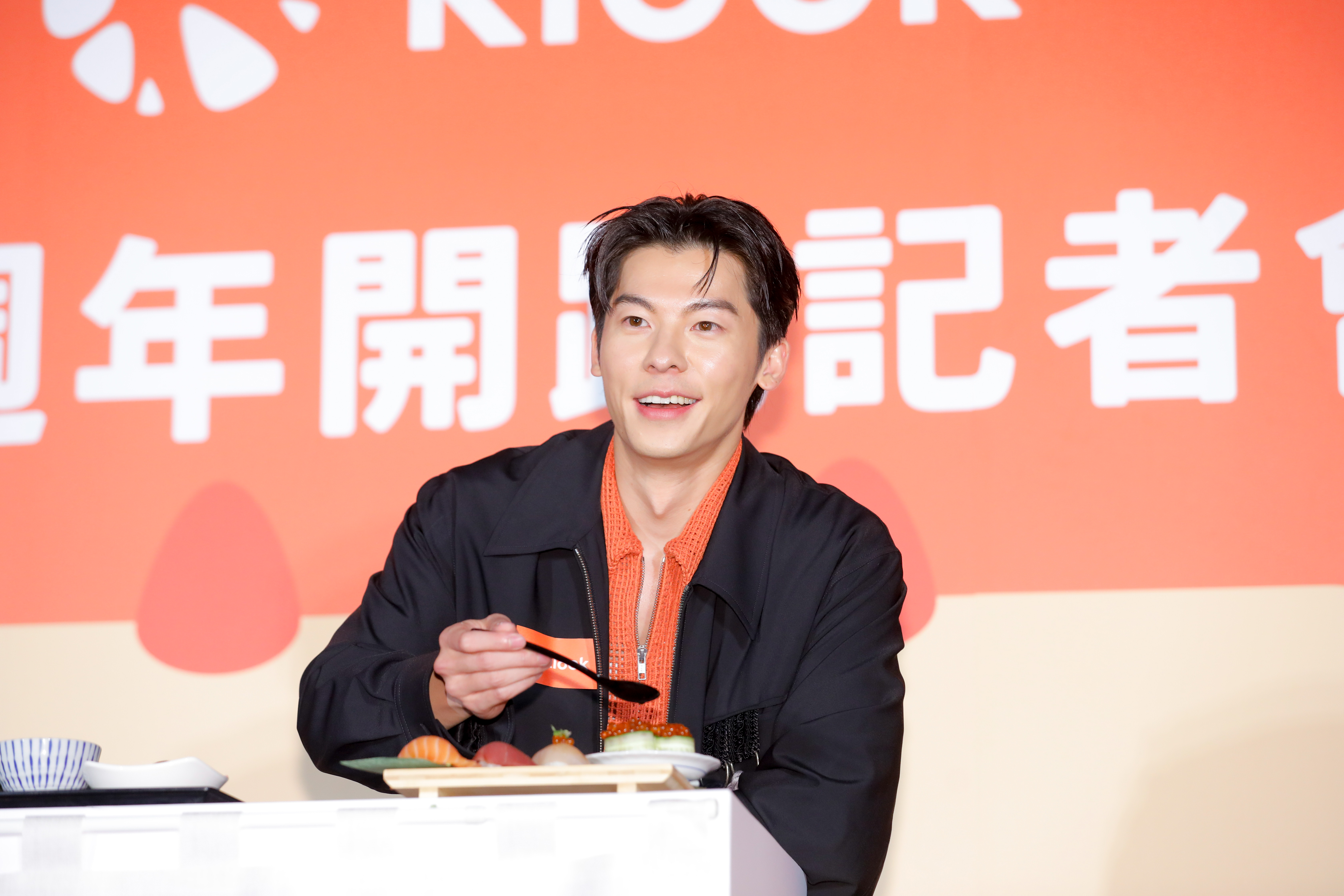 許光漢愛吃美食，他也現場為壽司半成品添上食材，完成一道美味佳餚。