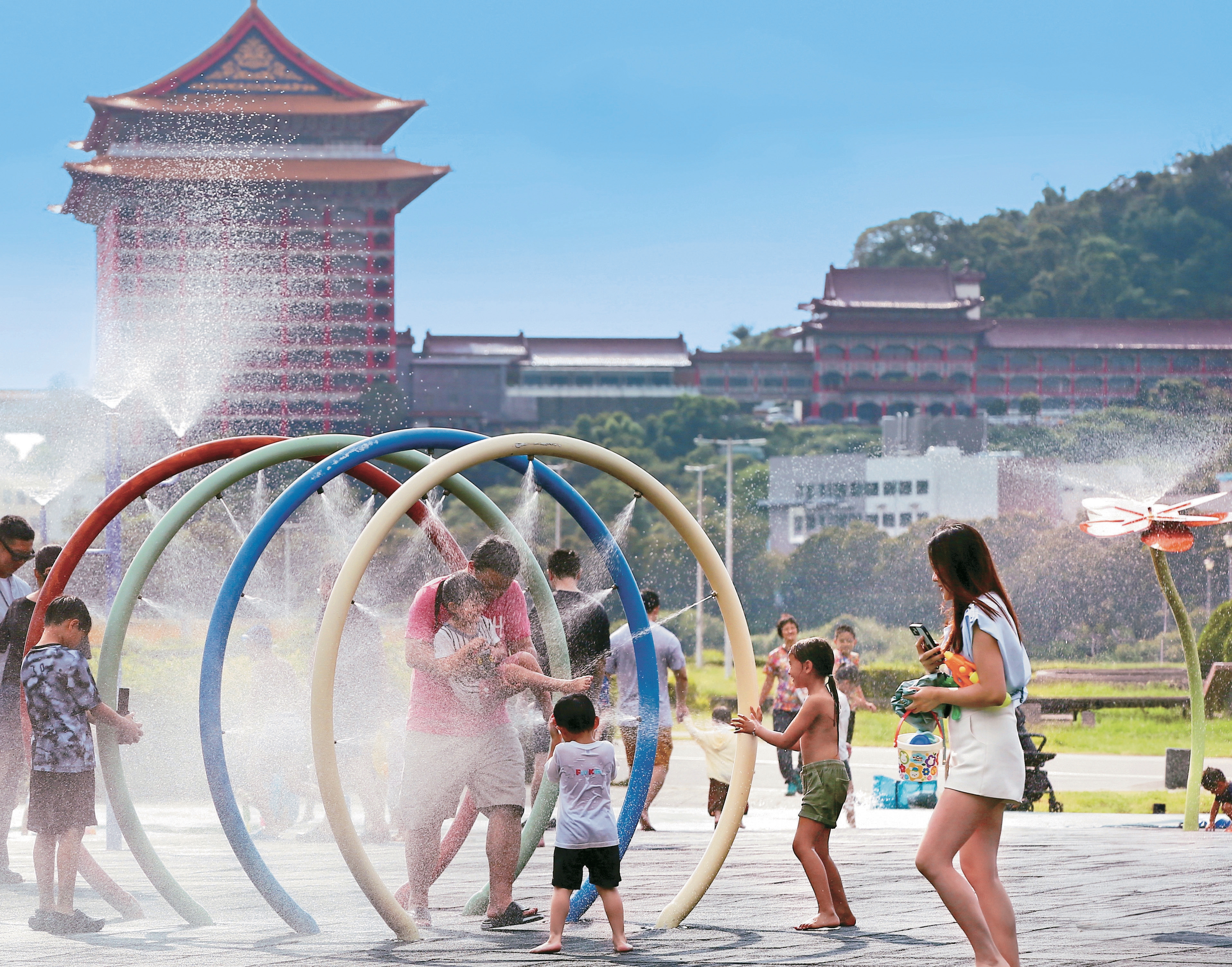 大佳河濱公園夏季開放的兒童戲水區讓孩子們可以盡情玩水。(攝影/王均峰)