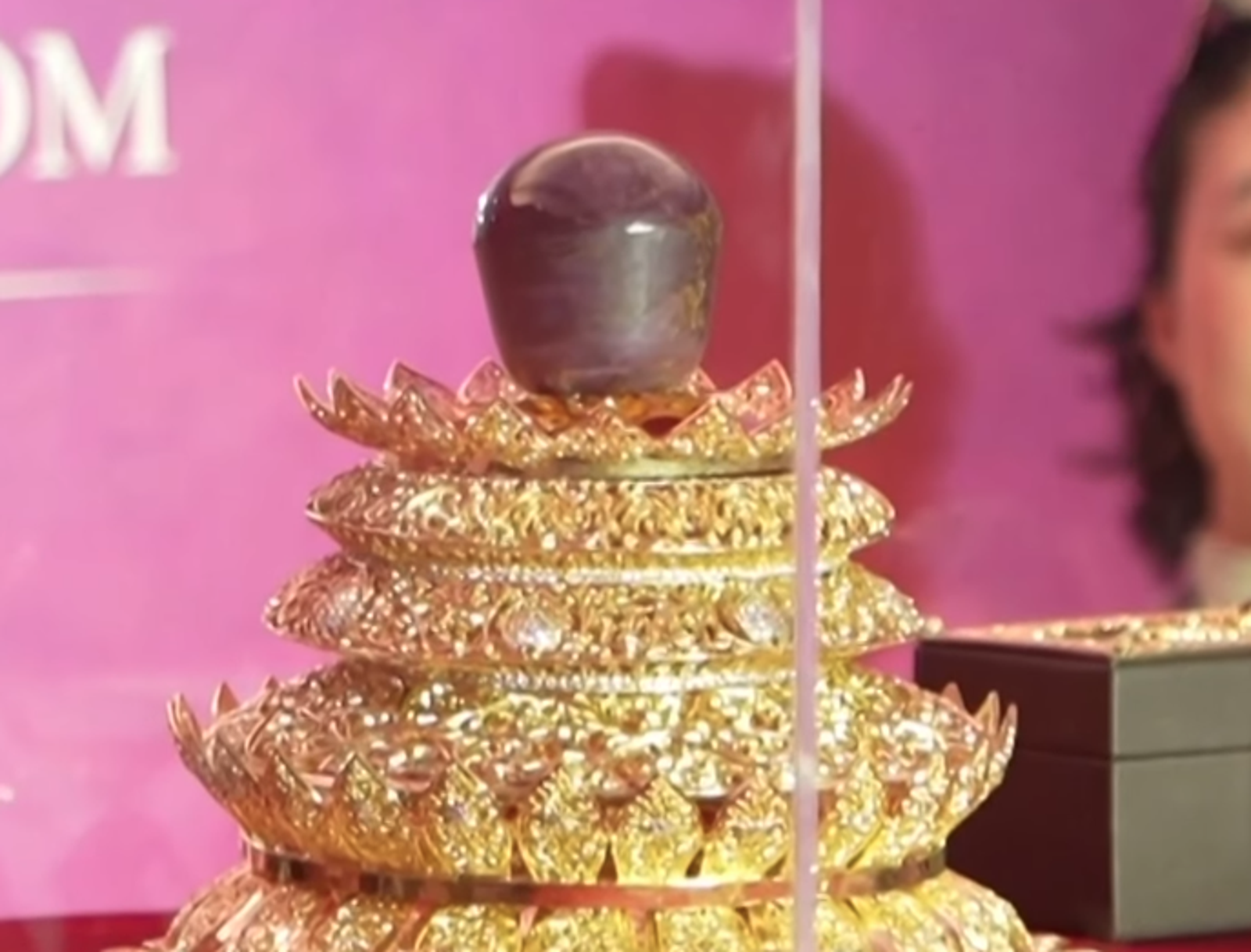 珠寶界震撼彈!斯里蘭卡挖出「3563克拉」巨型紫星彩寶 身價飆126億台幣