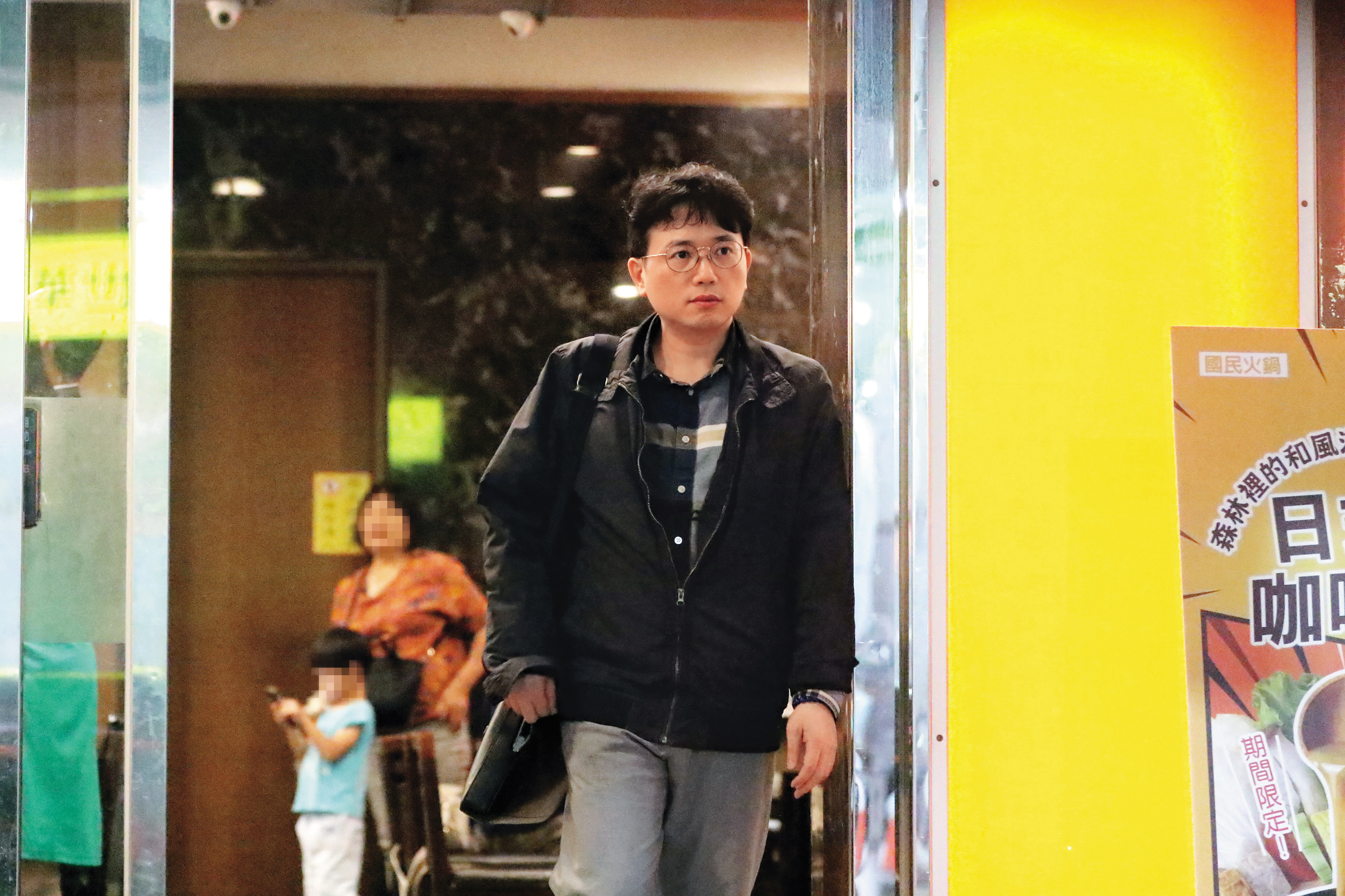 6月25日19：56，江坤俊吃飽喝足後獨自走出餐廳，由女祕書善後負責買單。