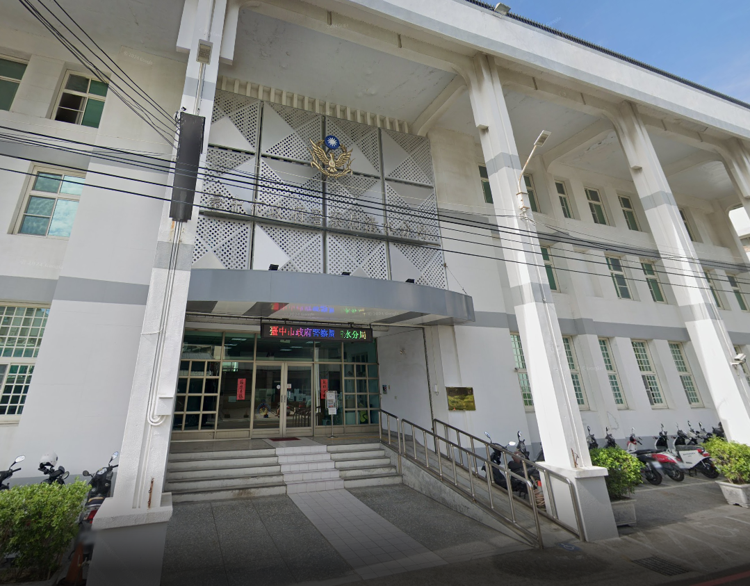 台中市警局清水分局偵查隊小隊長休假喝酒失態，走路撞倒路邊機車。（翻攝Google Maps）