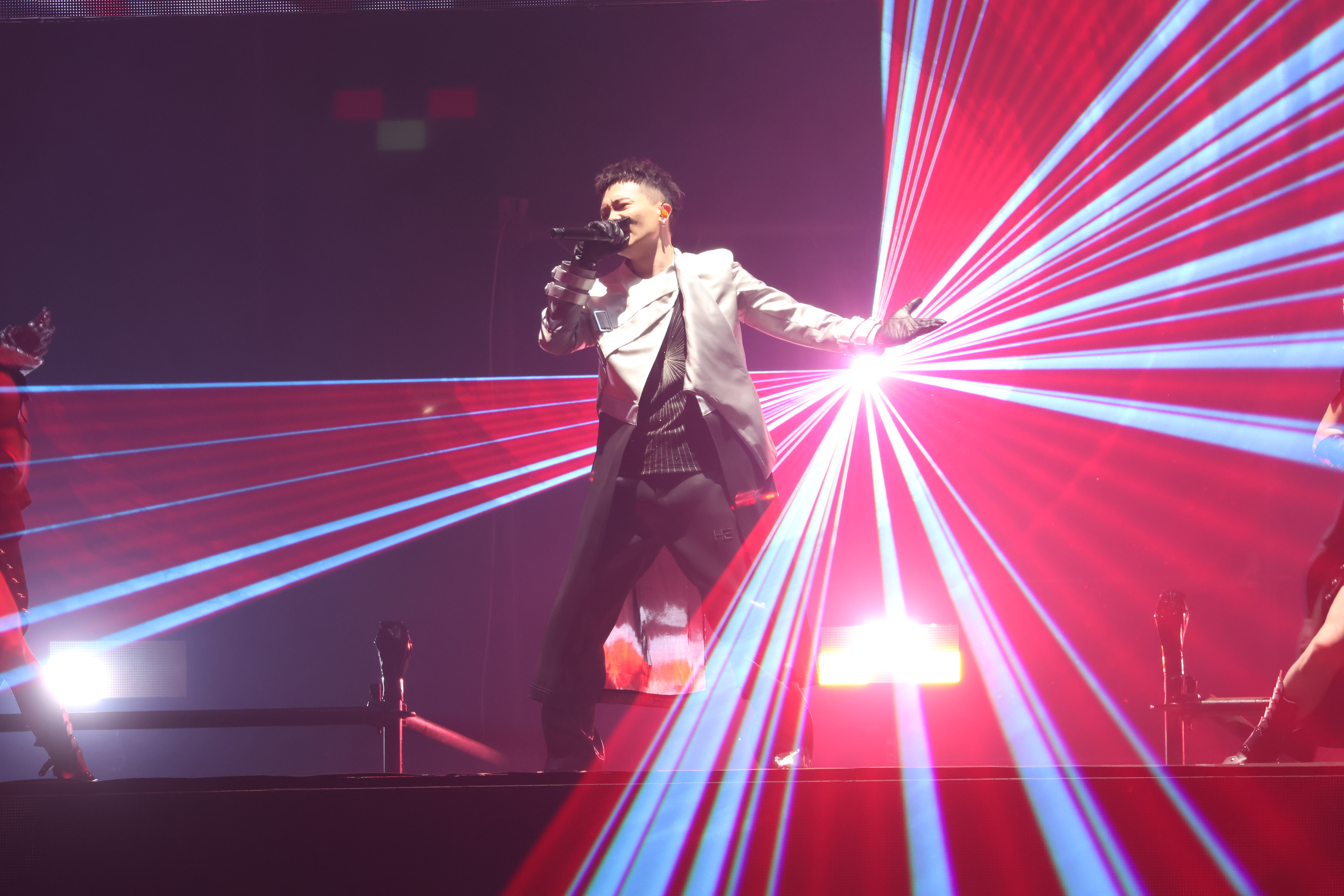 蕭秉治小巨蛋演唱會使用特殊雷射鏡頭的X型燈光裝置，瞬間小巨蛋成最嗨舞池。