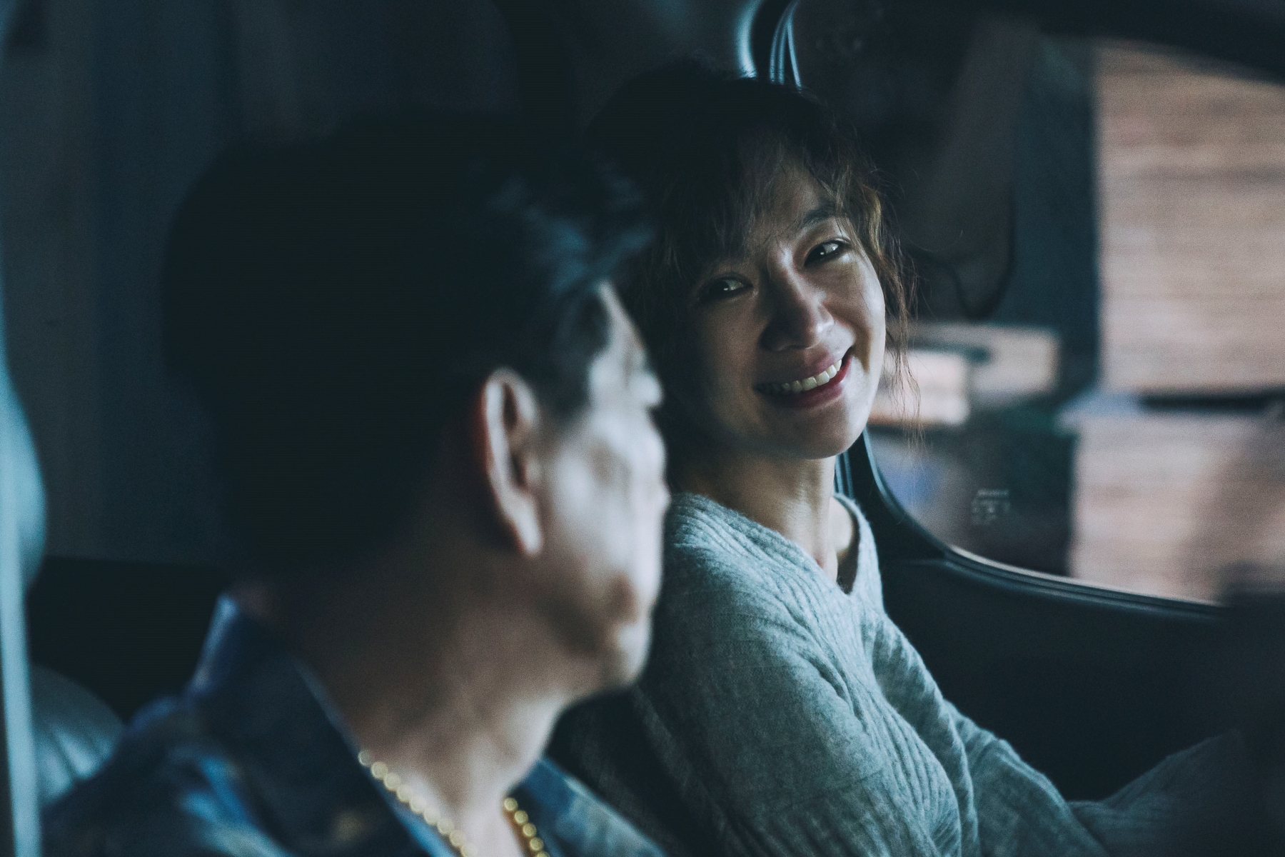 《塑膠花》中陽靚和高捷在車上的淚別場面相當動人。(抓馬文化提供)