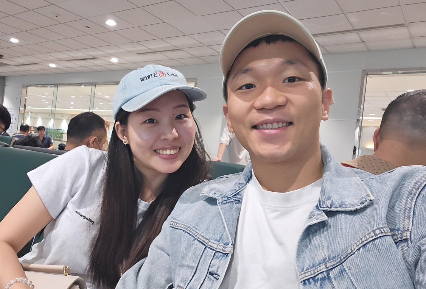 李洋今天又現身機場準備出國，還曬出與女友放閃合照。（翻攝自李洋IG）