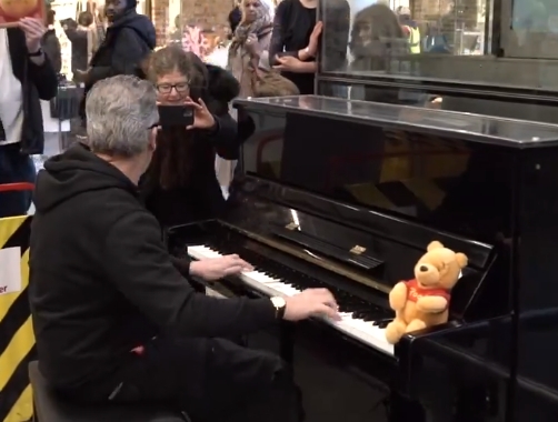 鋼琴家布蘭登卡瓦那事後彈奏鋼琴時，帶著嘲諷習近平的小熊維尼玩偶。（翻攝自網路）