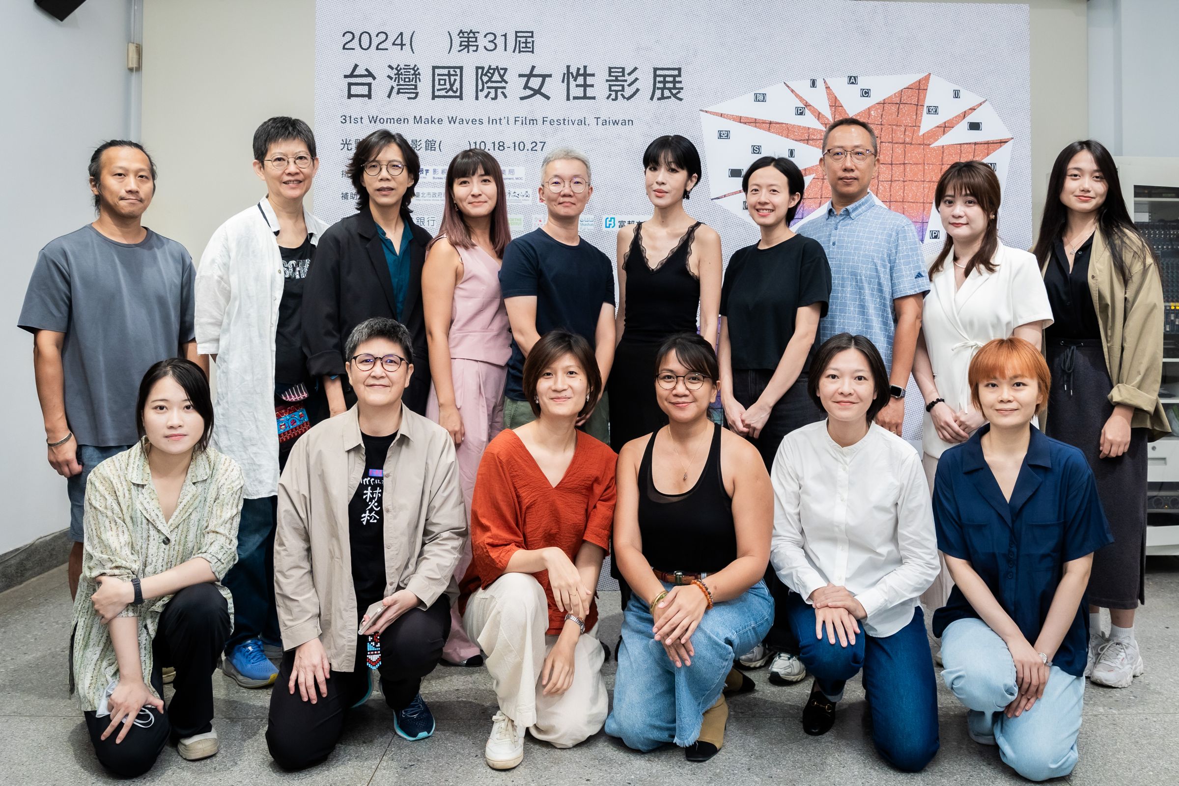 陳珊妮與影展的台灣競賽入圍導演共襄盛舉,展現女性創作者的力量。(台灣國際女性影展提供)