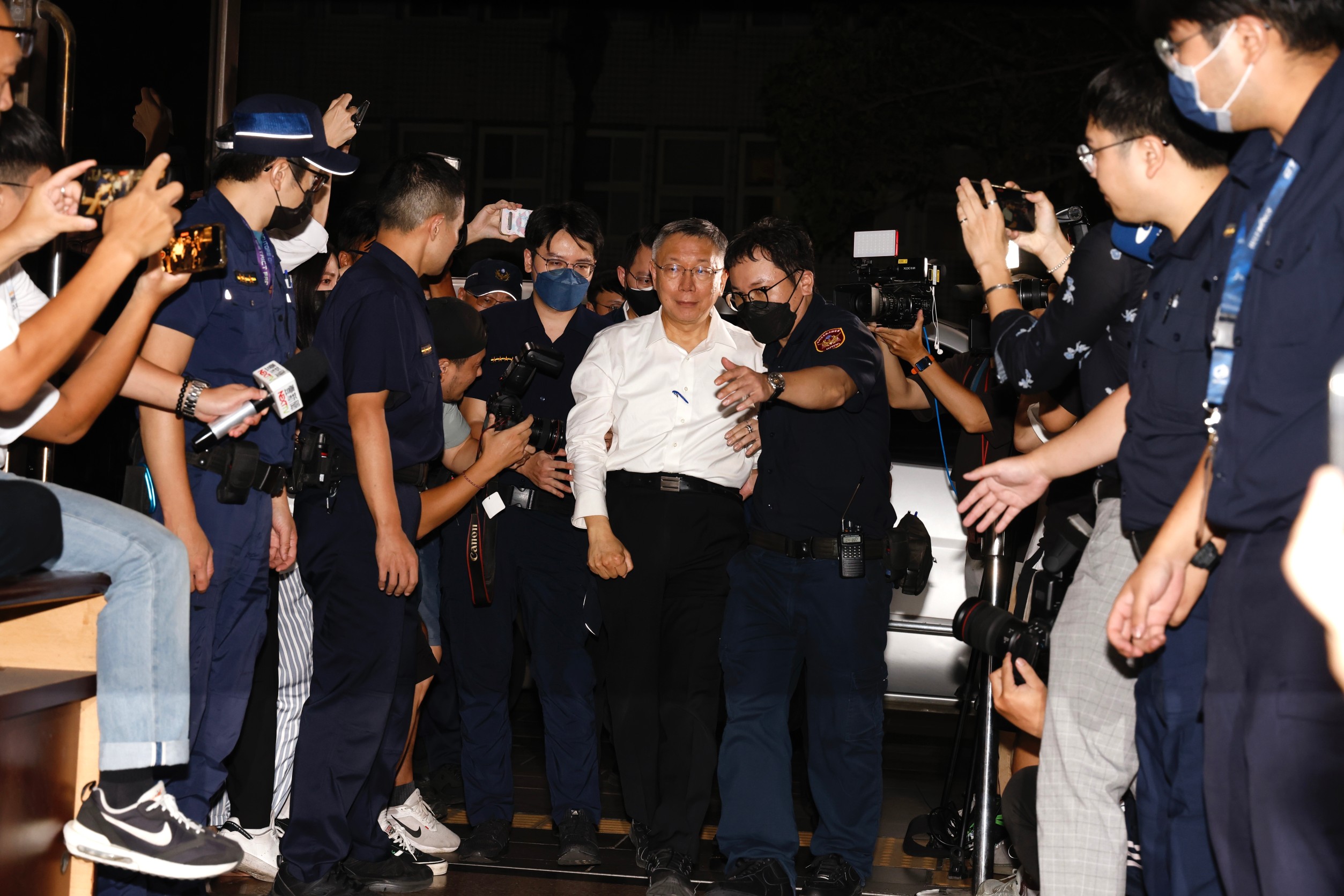 檢調偵辦京華城弊案，將柯文哲聲押禁見，台北地院暫定今晚8點開庭。