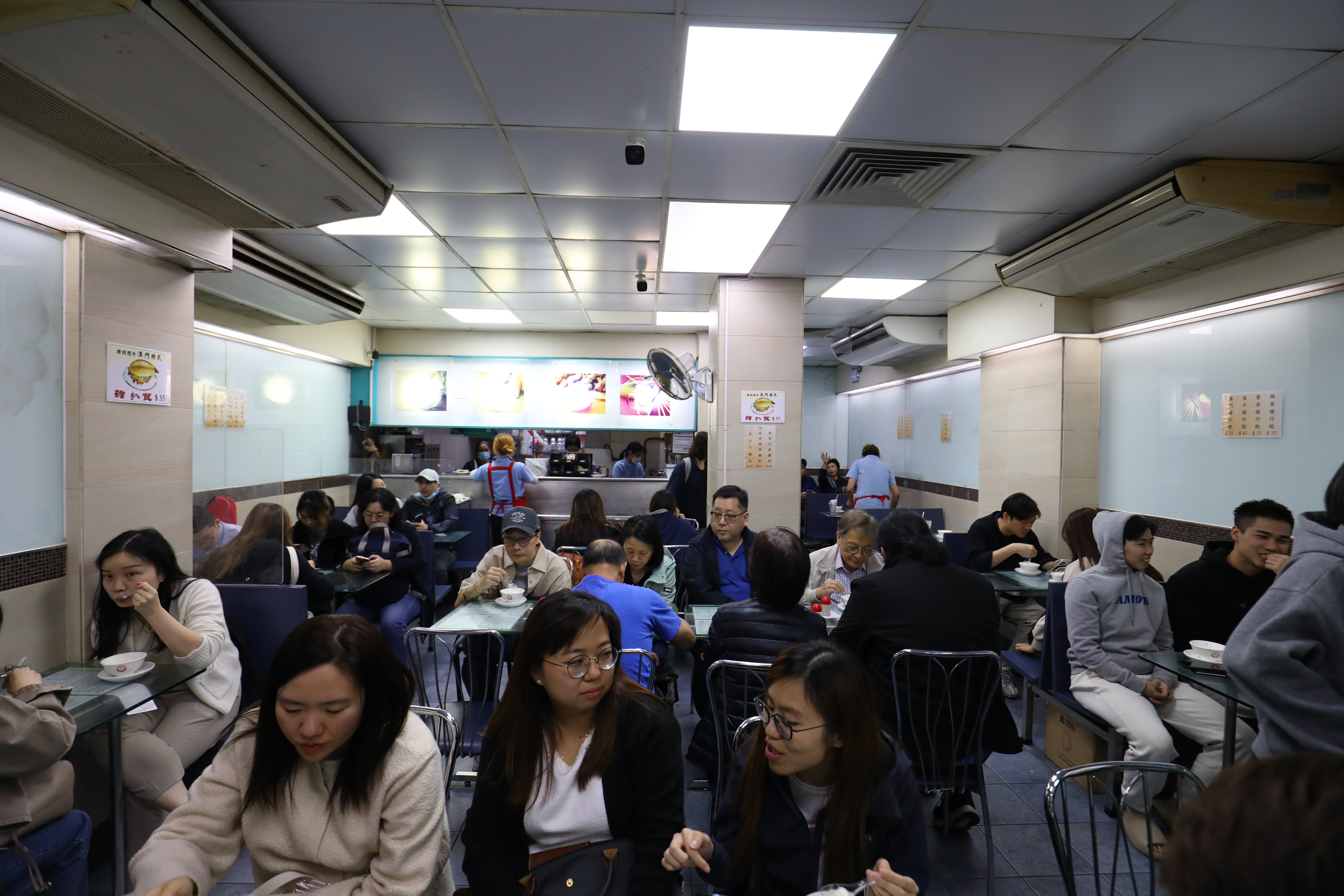 用餐空間很狹小,大家都是摩肩擦踵地並排而坐。