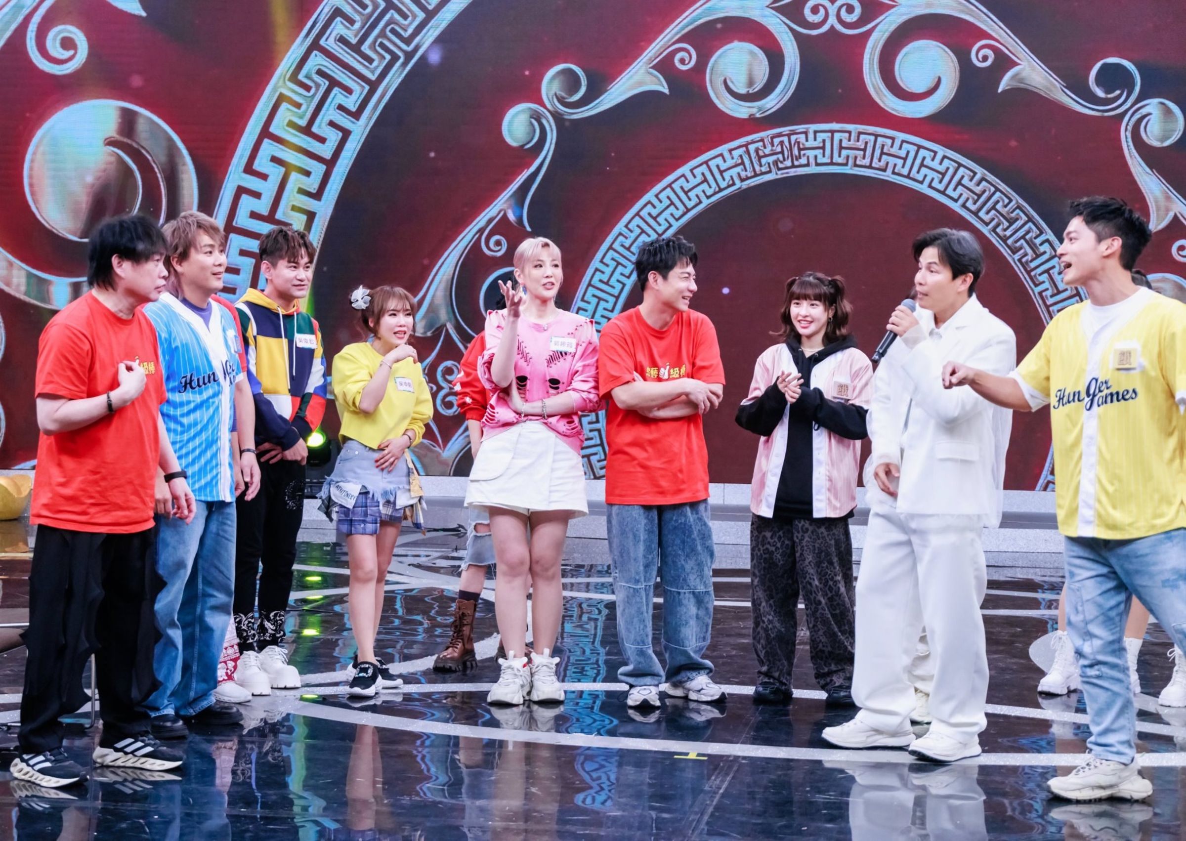 中視除夕特別節目日前錄影藝人玩遊戲搶紅包。(中視提供)